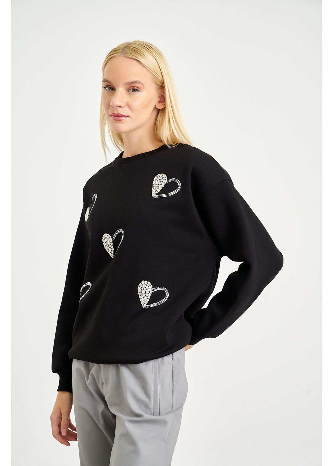 Kalp Nakışlı Taşlı Sweatshirt-Siyah