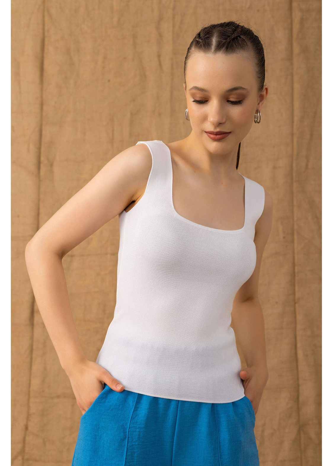 Kare Yaka Crop Atlet-Beyaz