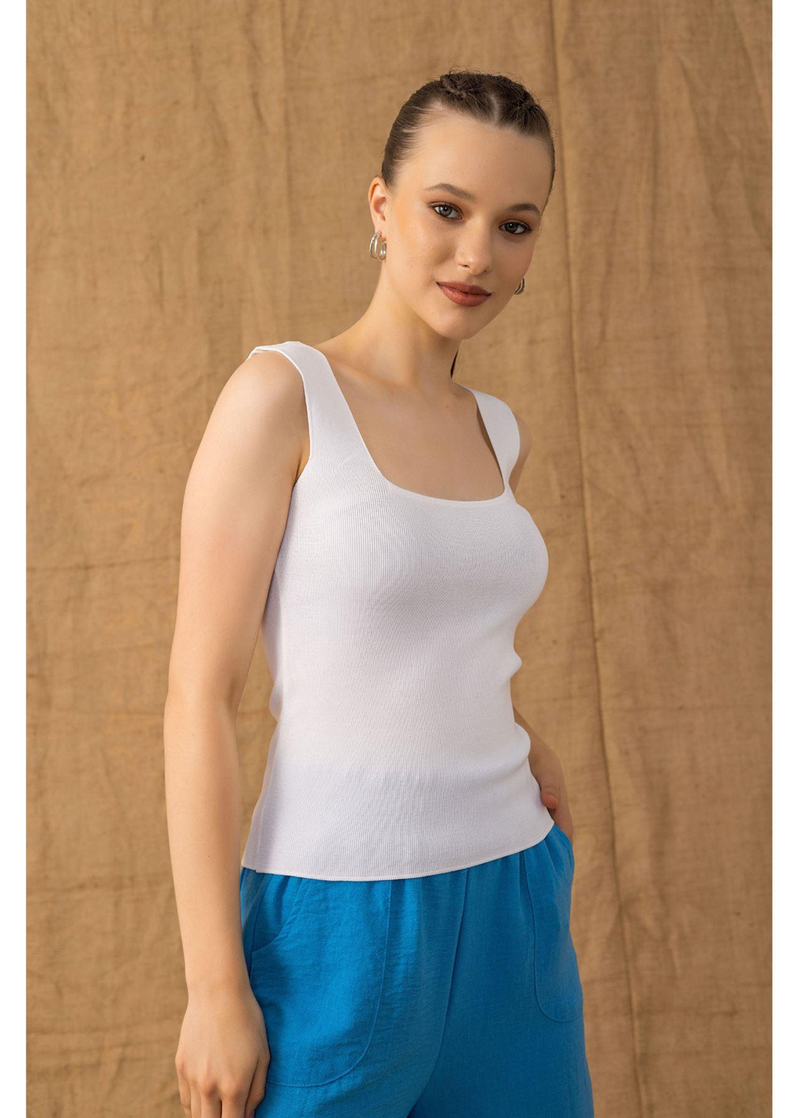 Kare Yaka Crop Atlet-Beyaz