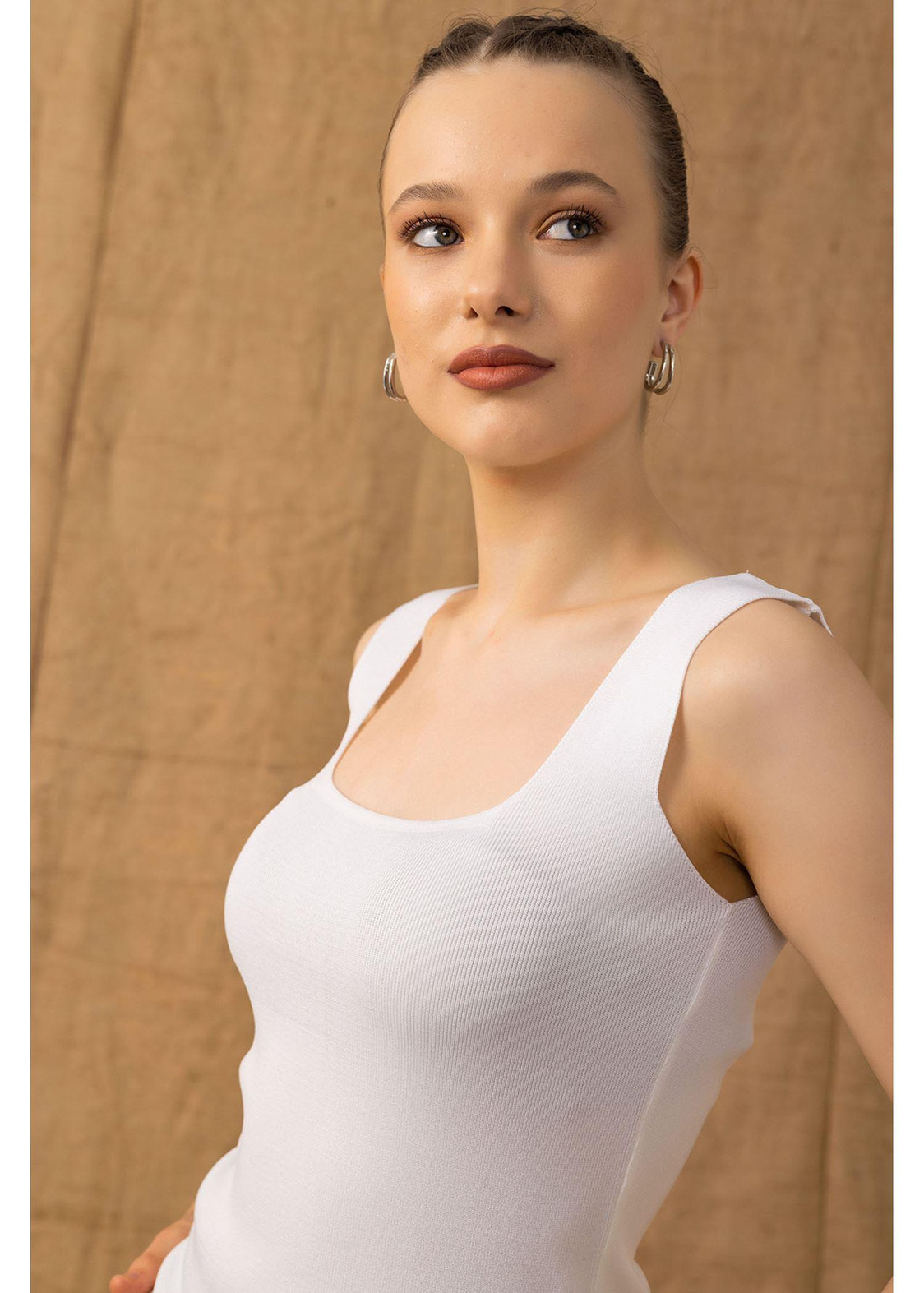 Kare Yaka Crop Atlet-Beyaz