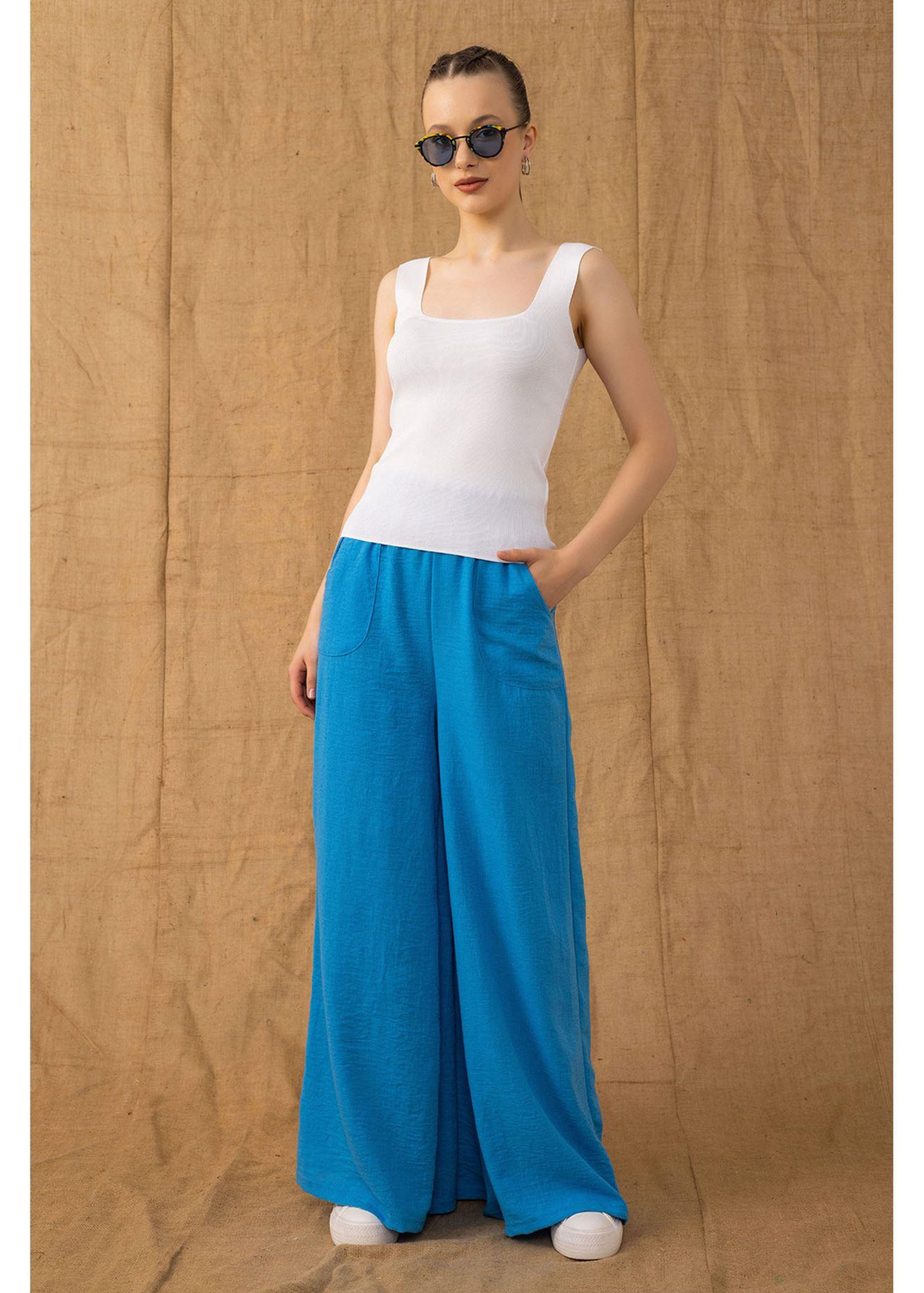 Kare Yaka Crop Atlet-Beyaz