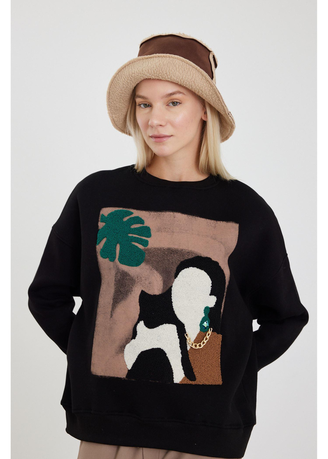 Kedi ve Kadın Figürlü Sweatshirt-Siyah