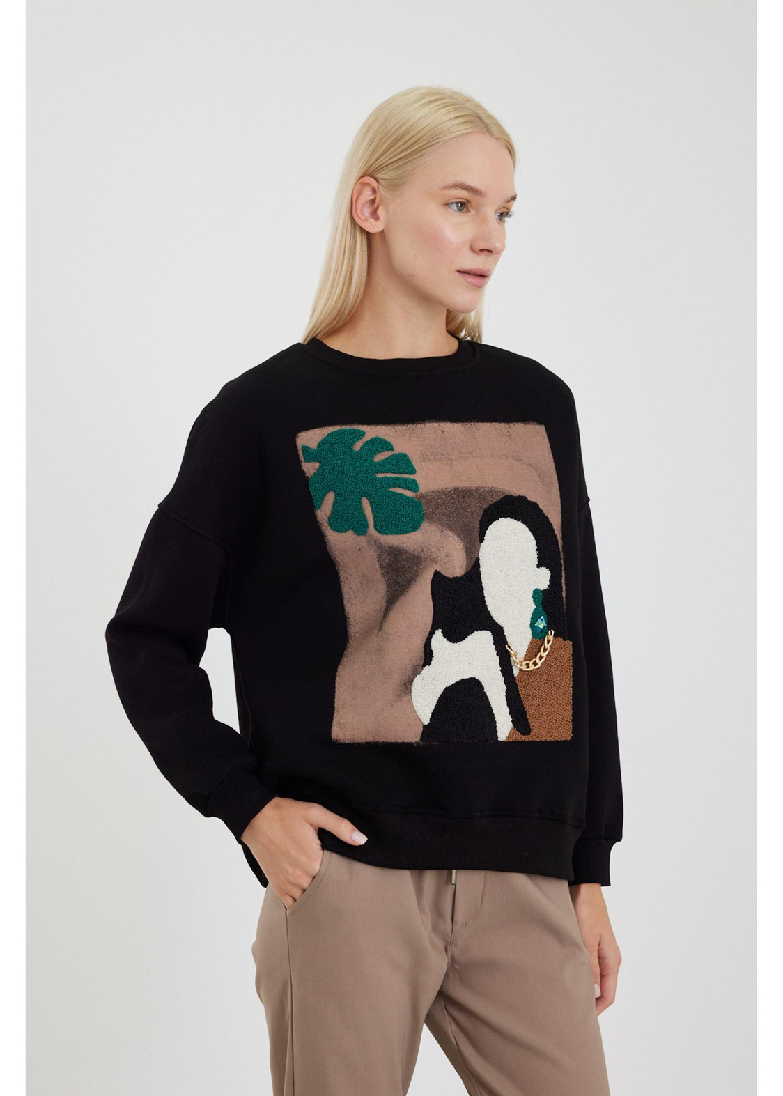 Kedi ve Kadın Figürlü Sweatshirt-Siyah