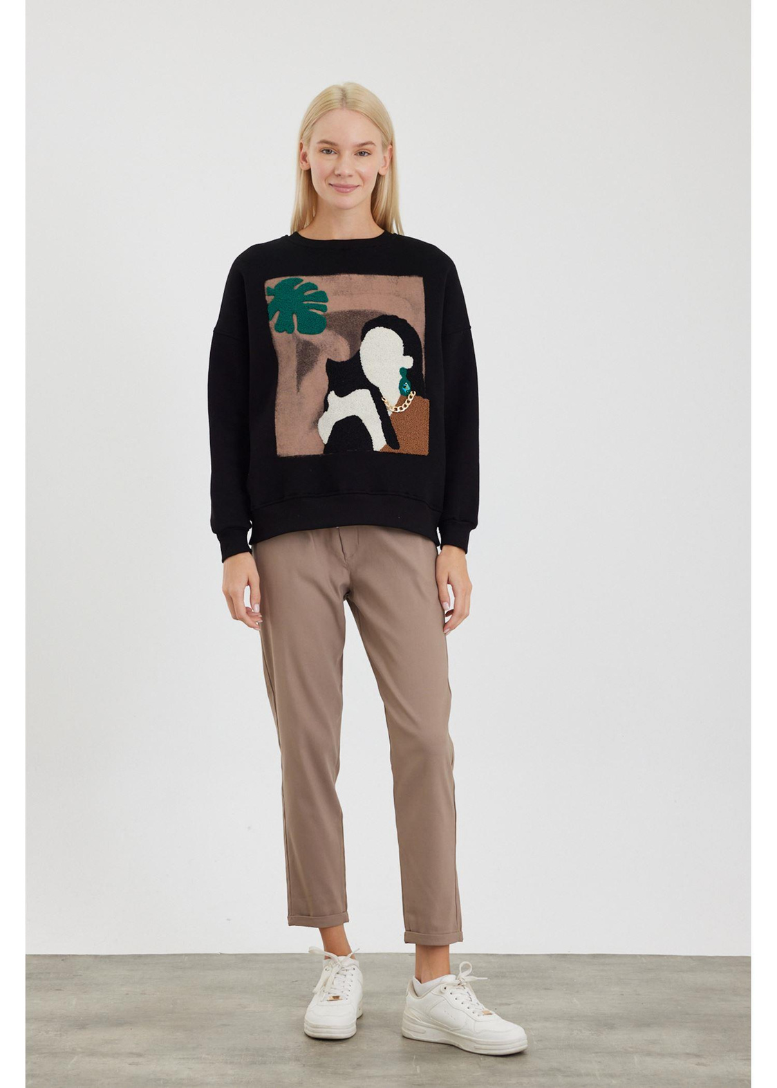 Kedi ve Kadın Figürlü Sweatshirt-Siyah