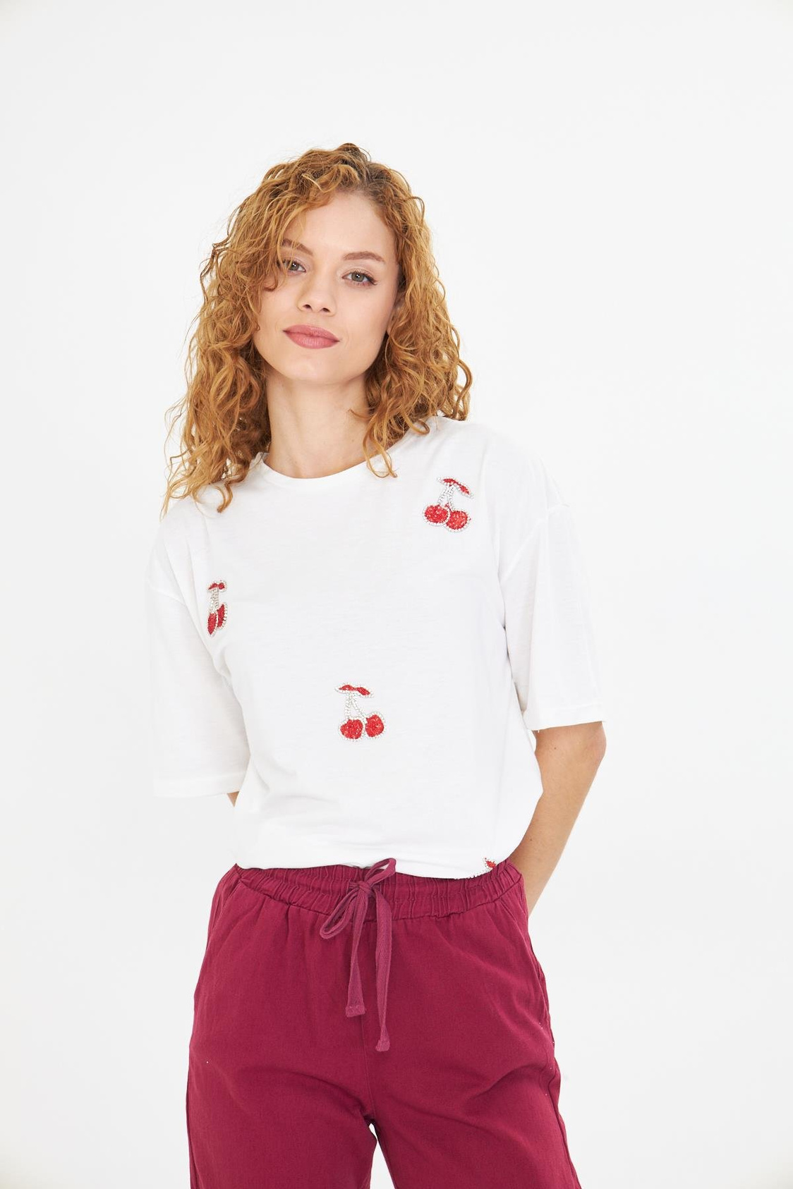 Kiraz İşlemeli Taşlı T-shirt