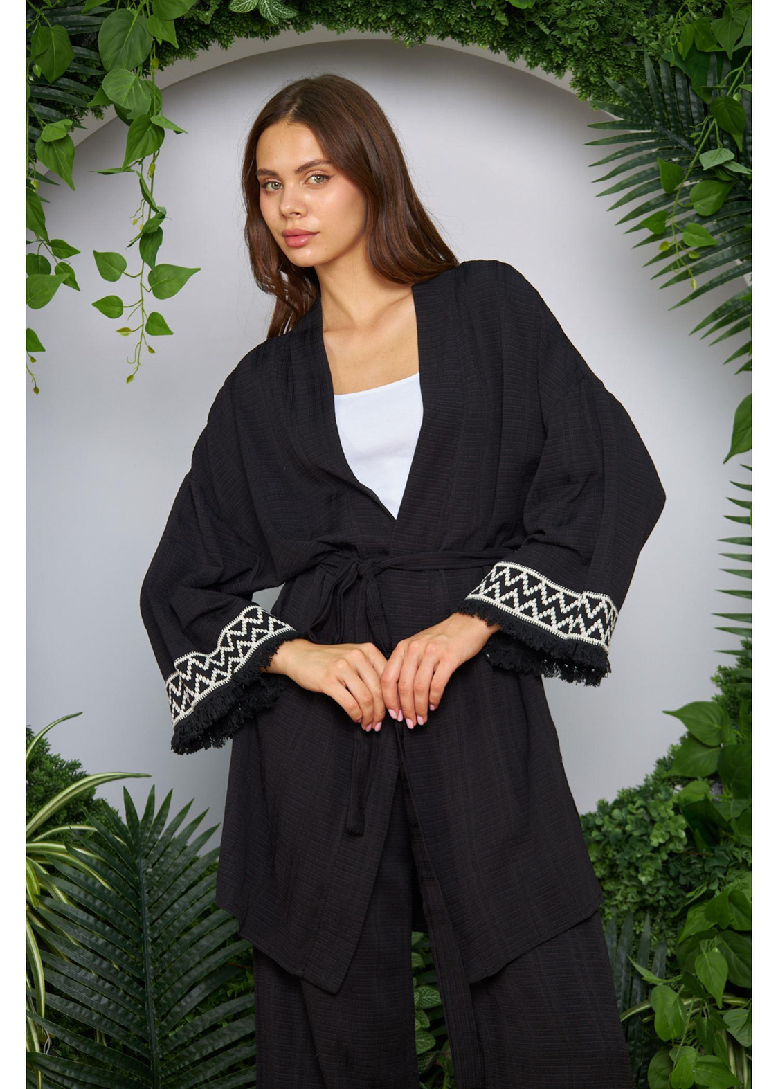 Kolu Nakışlı Krınkıl Keten Kimono-Siyah