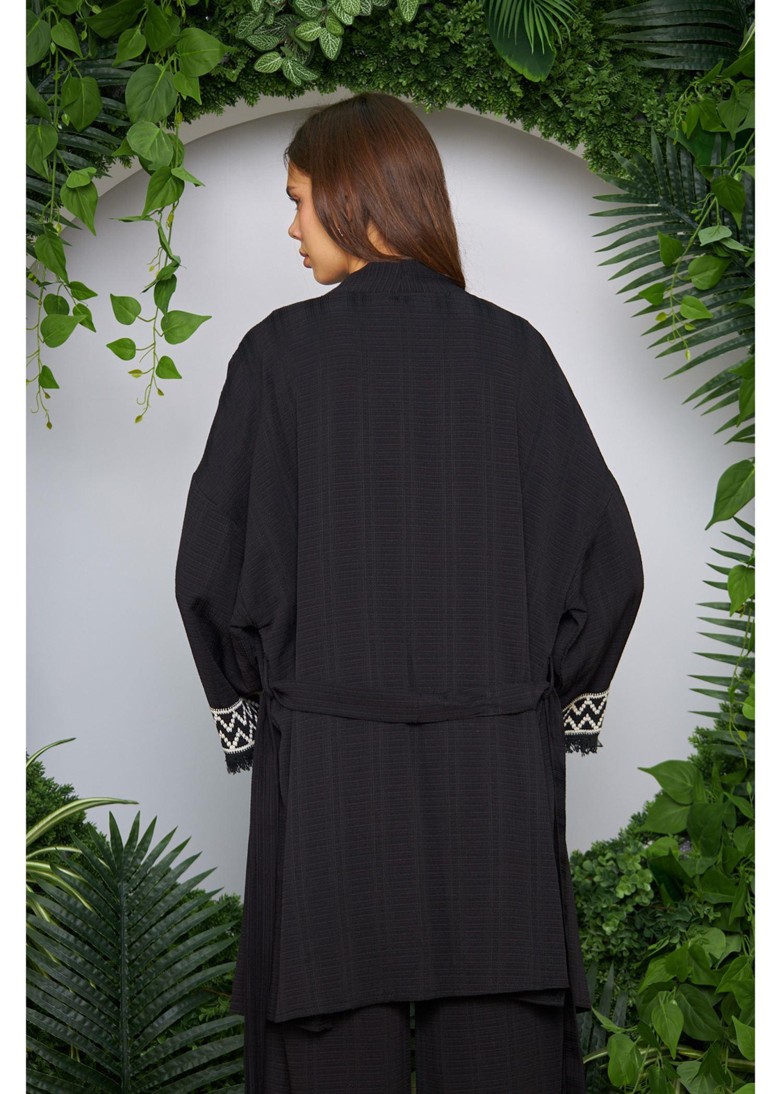 Kolu Nakışlı Krınkıl Keten Kimono-Siyah