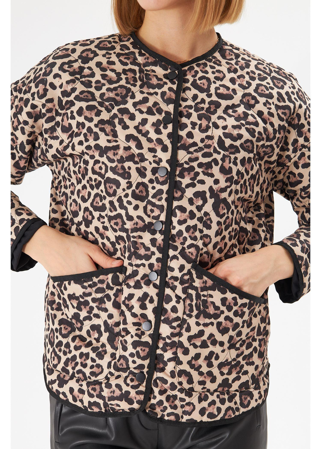 Leopar Desenli Kapitone Ceket