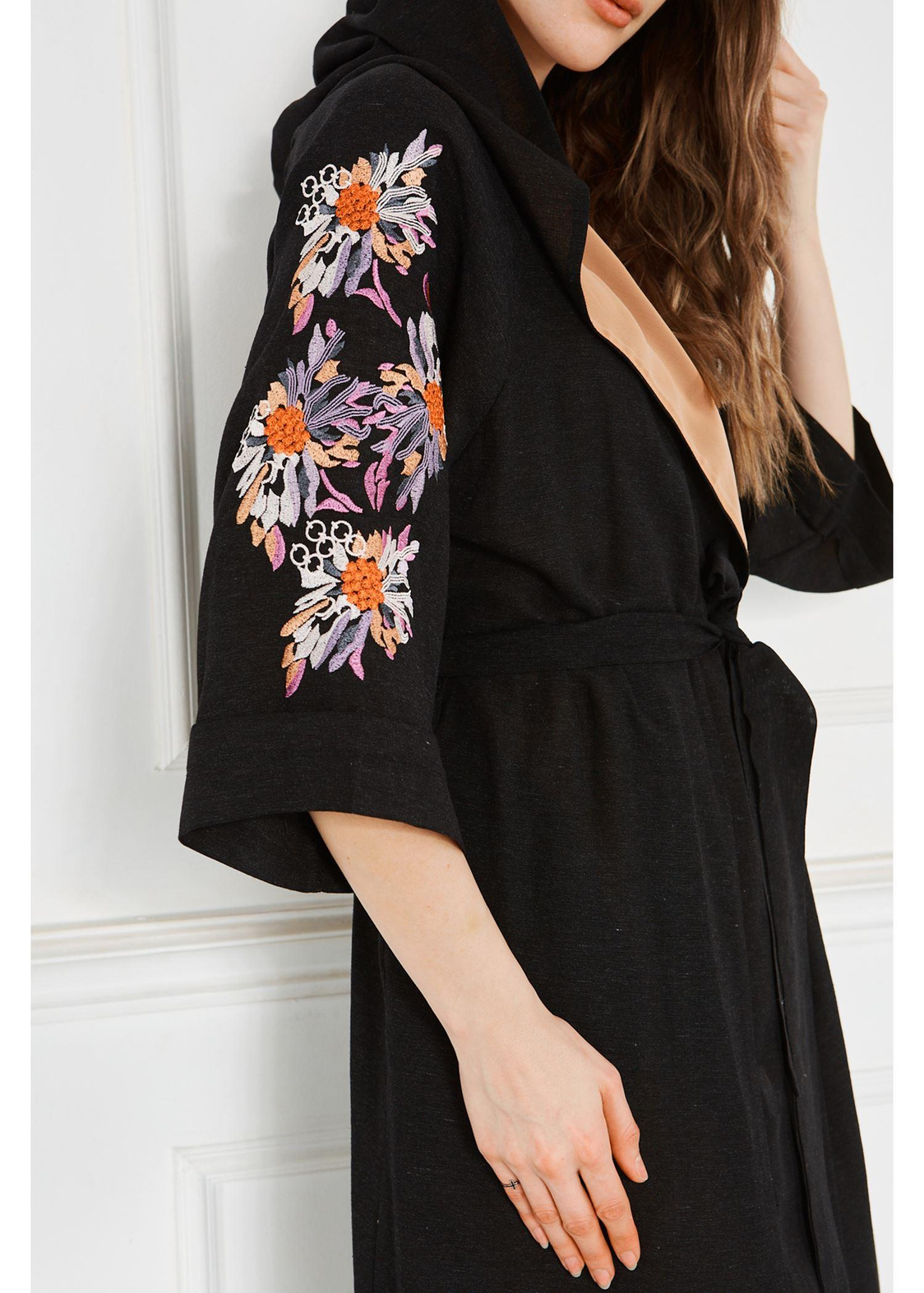 Nakışlı Kapşonlu Kimono-Siyah