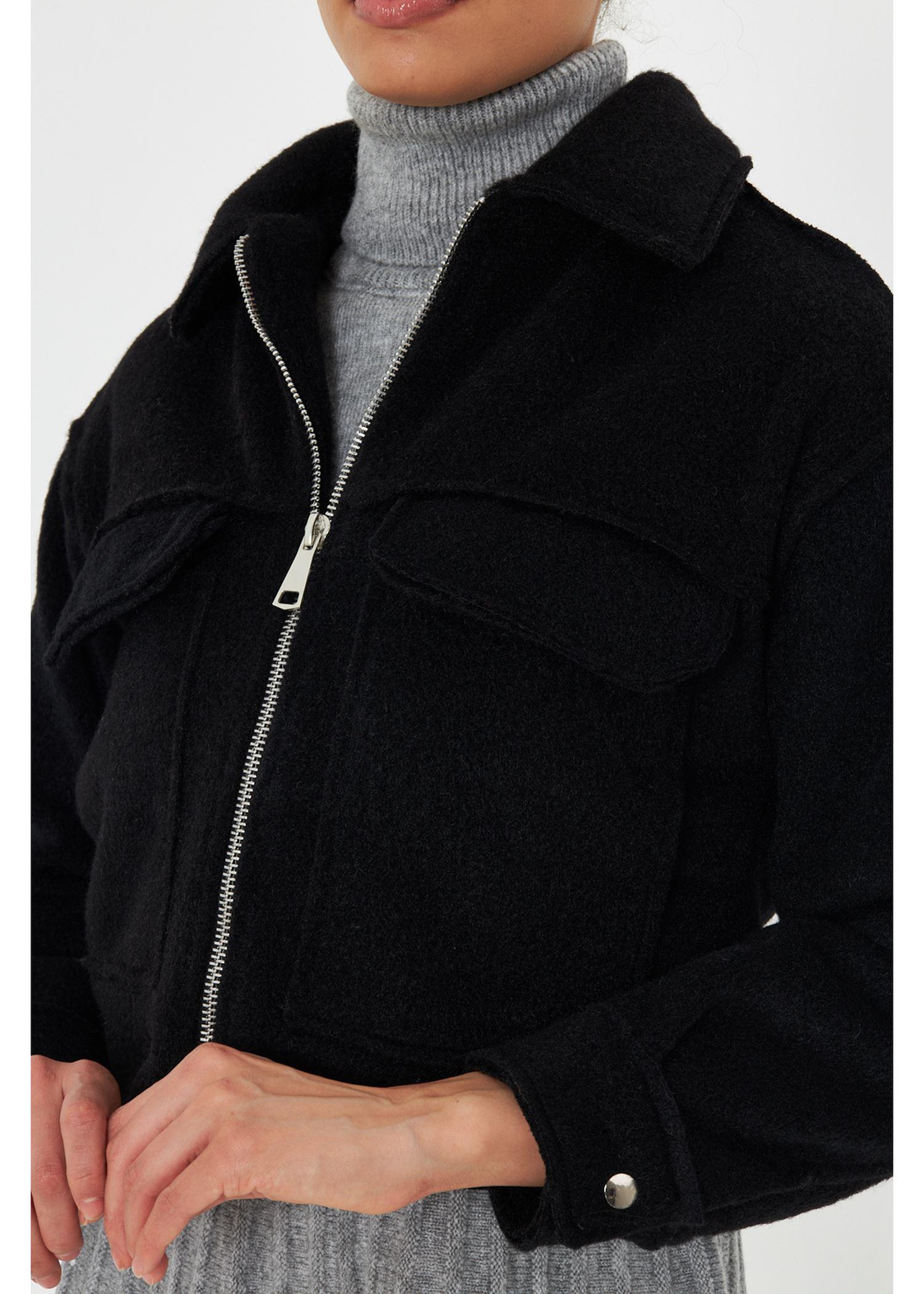 Önü Cepli Kısa Kaşe Ceket