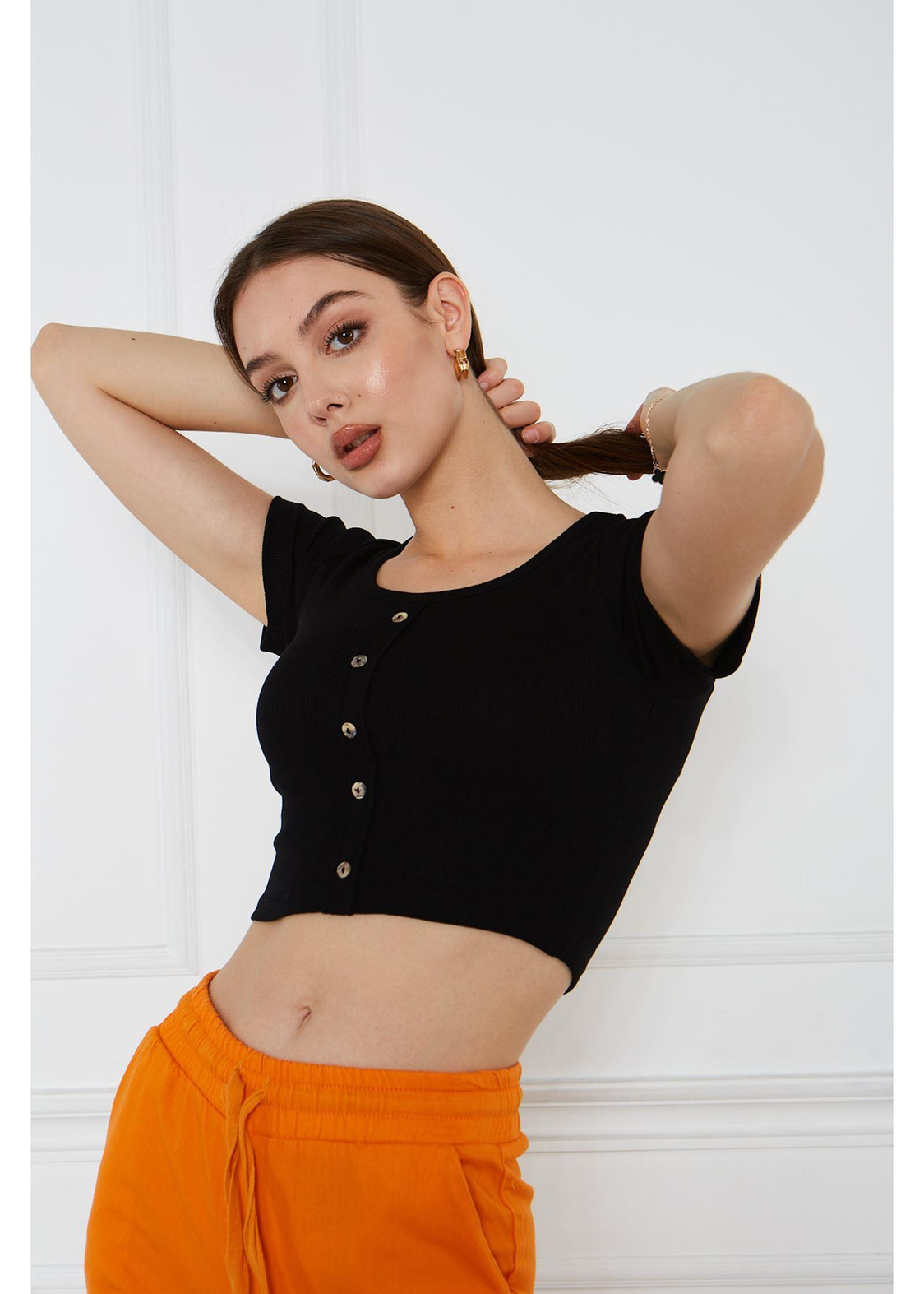 Önü Düğme Detaylı Crop Tshirt-Siyah