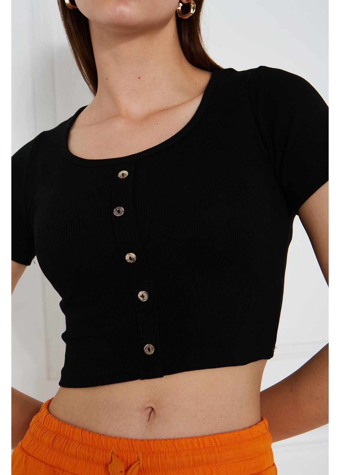 Önü Düğme Detaylı Crop Tshirt-Siyah