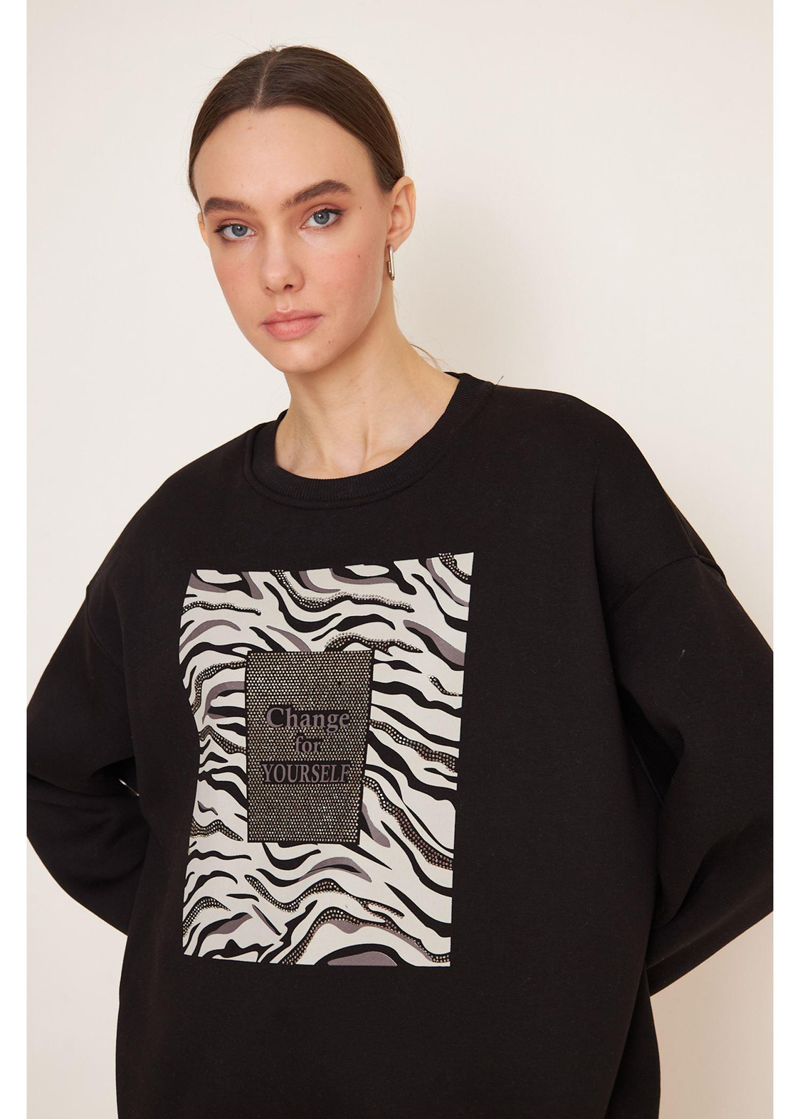 Önü Taşlı Sweatshirt-Siyah