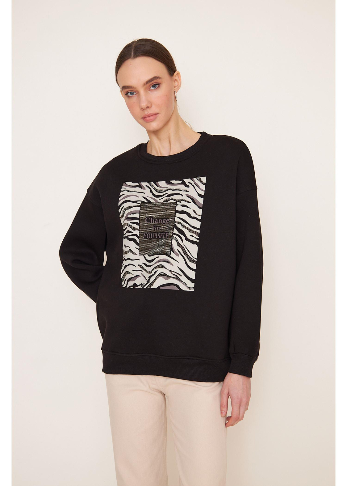 Önü Taşlı Sweatshirt-Siyah