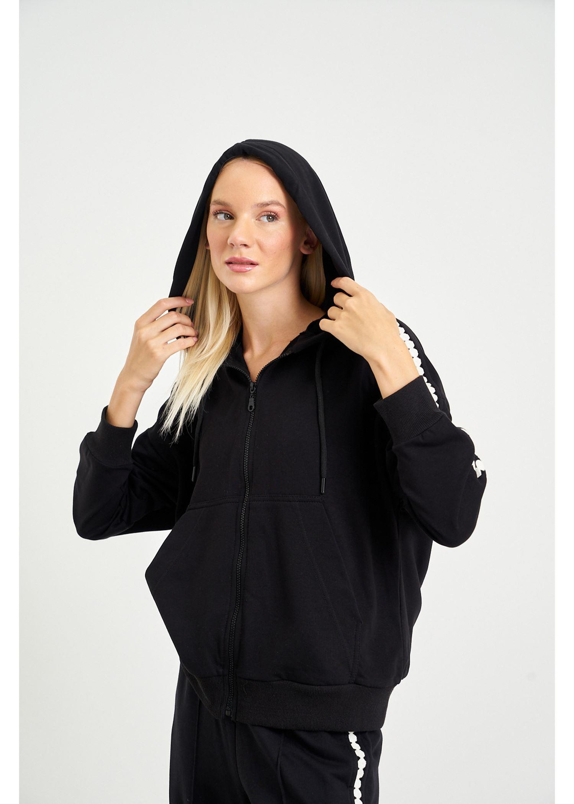 Örme Aksesuar Detaylı Üç İplik Sweatshirt-Siyah