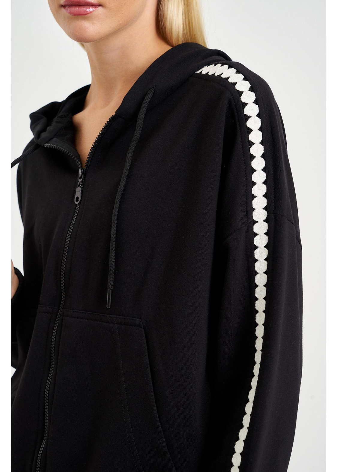 Örme Aksesuar Detaylı Üç İplik Sweatshirt-Siyah