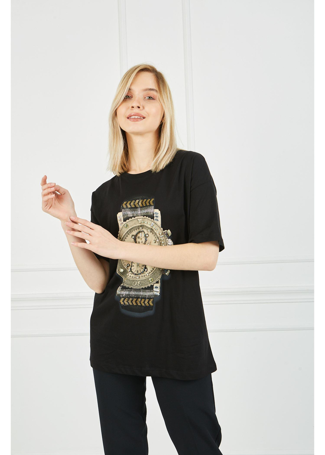 Saat Detaylı Baskılı Tshirt-Siyah