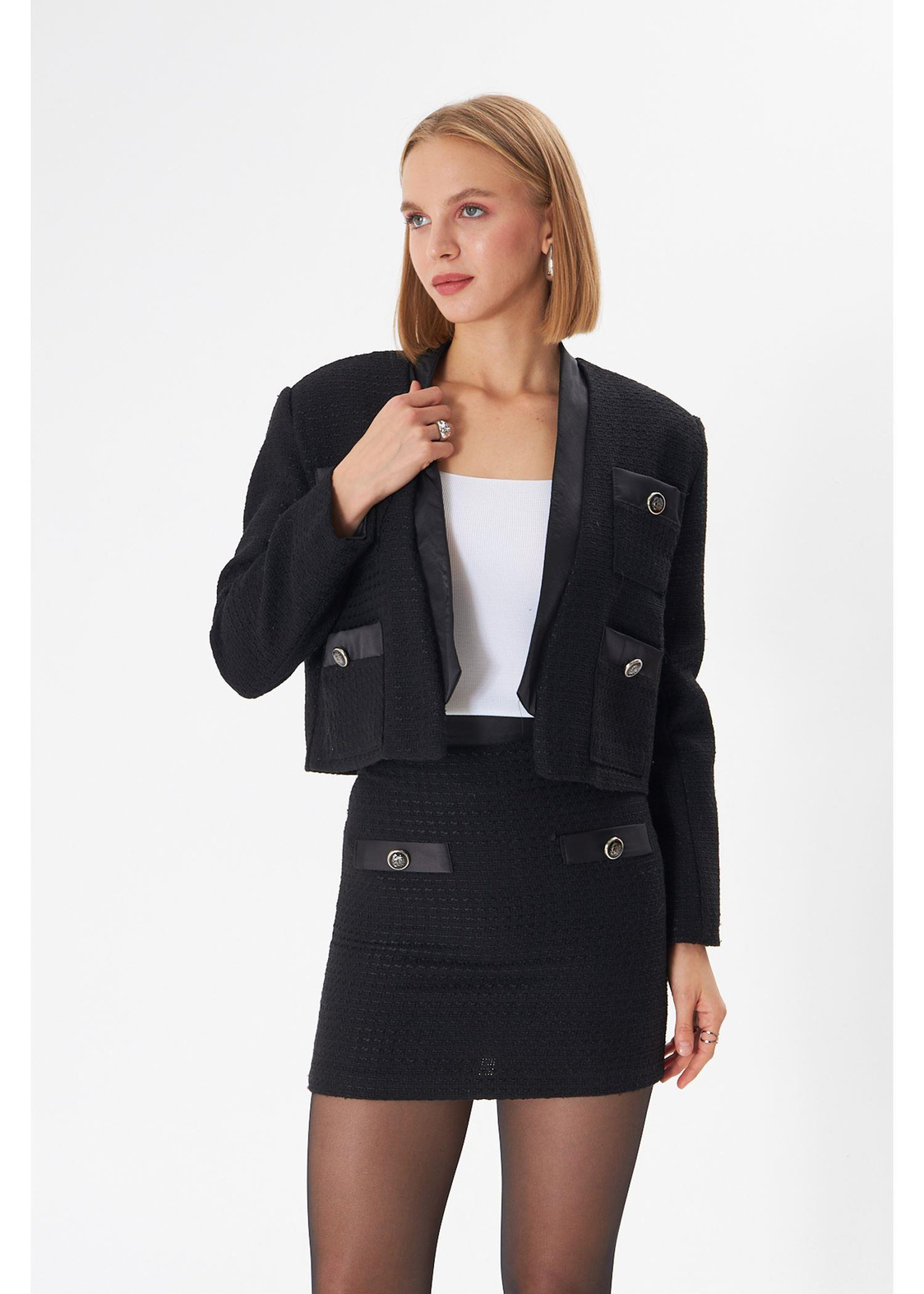 Saten Garnili Düğmeli Kısa Ceket