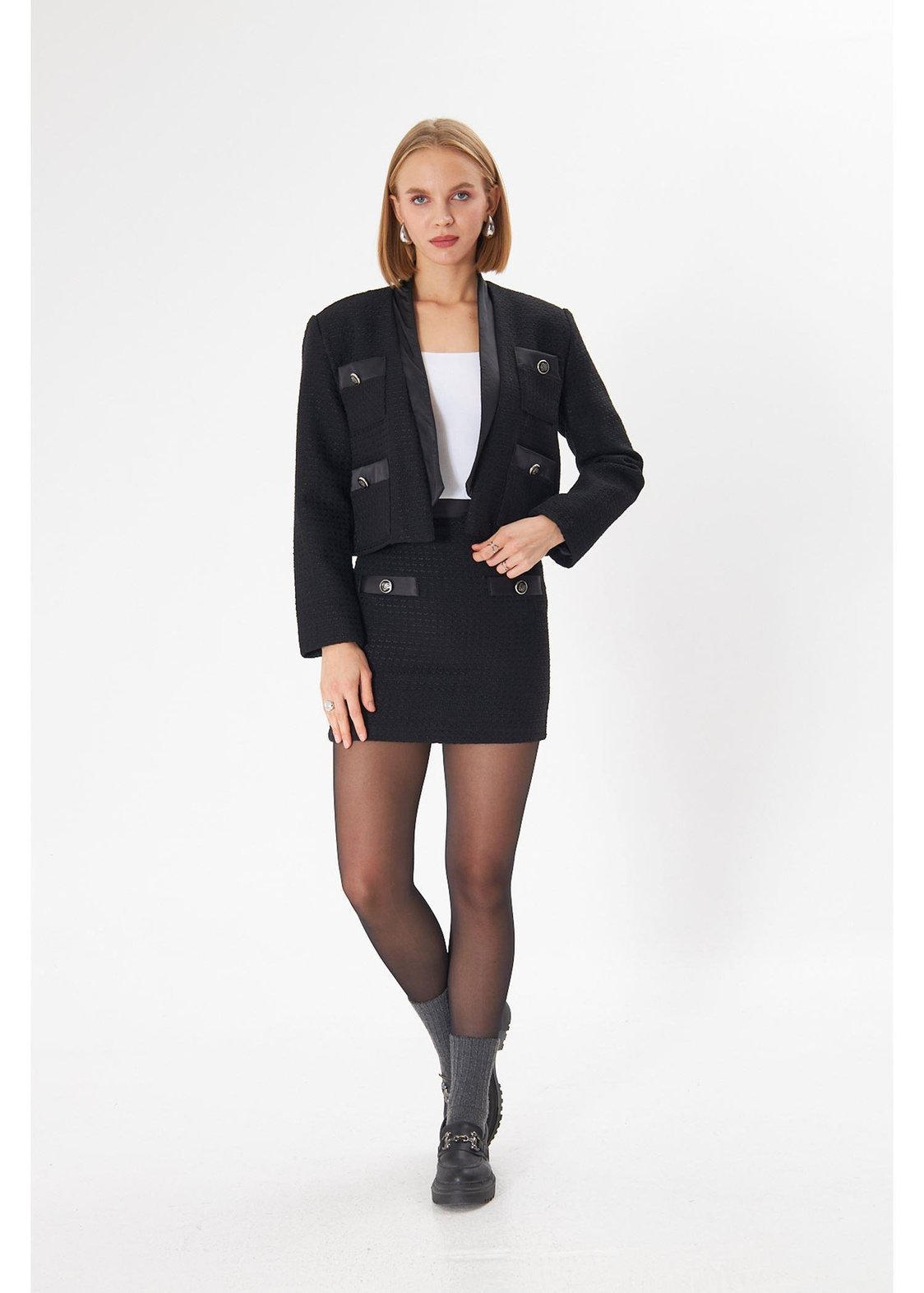 Saten Garnili Düğmeli Kısa Ceket