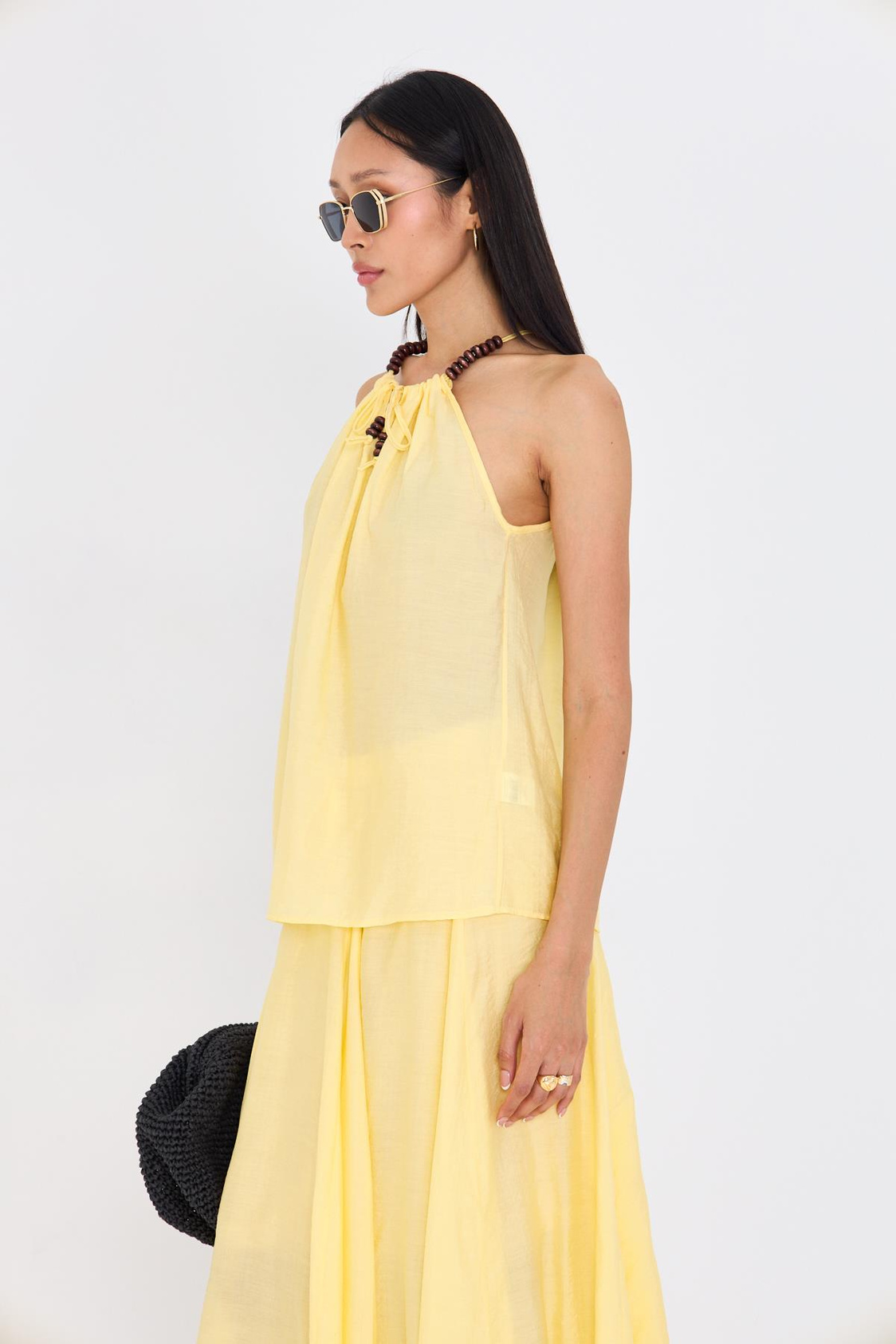 Sıfır Kollu Boncuk Detaylı Halter Yaka Bluz