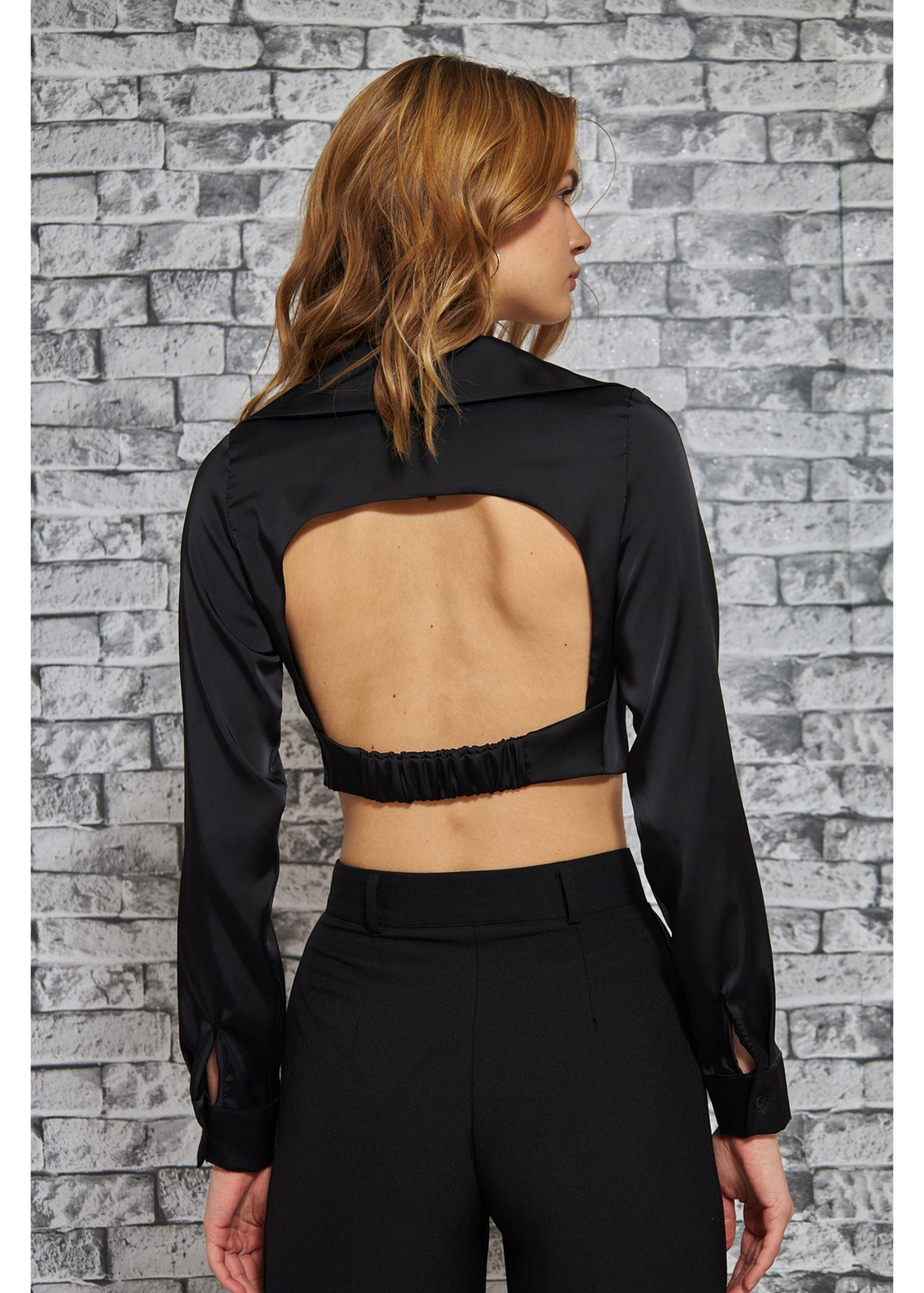 Sırtı Açık Dekolteli Crop Bluz-Siyah