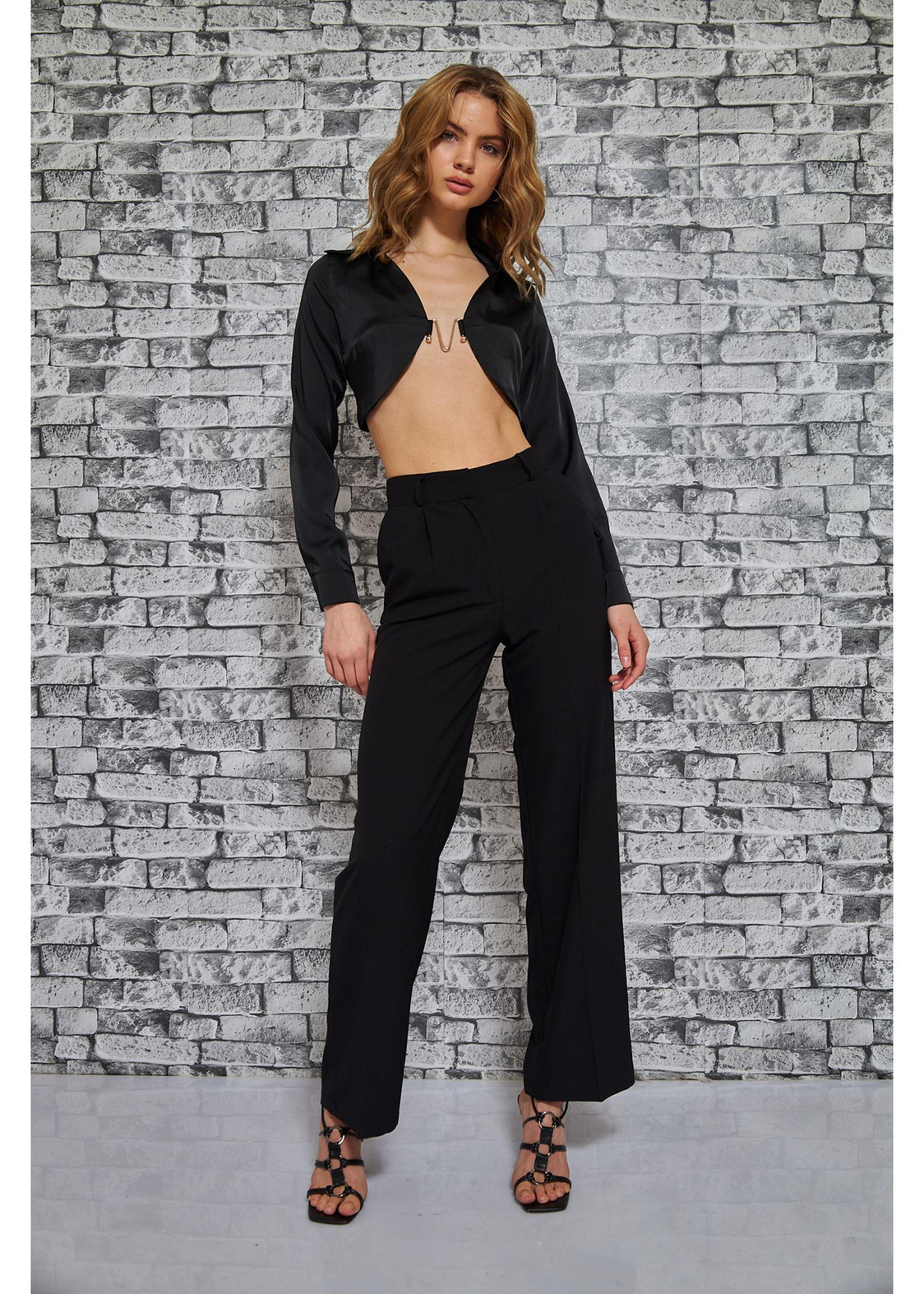 Sırtı Açık Dekolteli Crop Bluz-Siyah