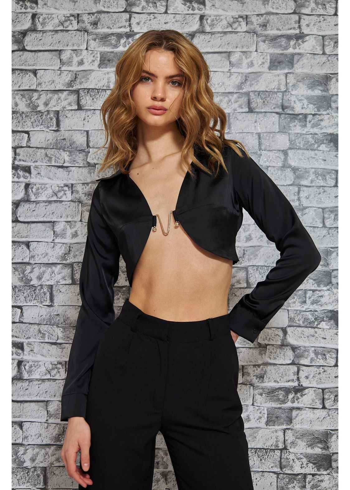 Sırtı Açık Dekolteli Crop Bluz-Siyah