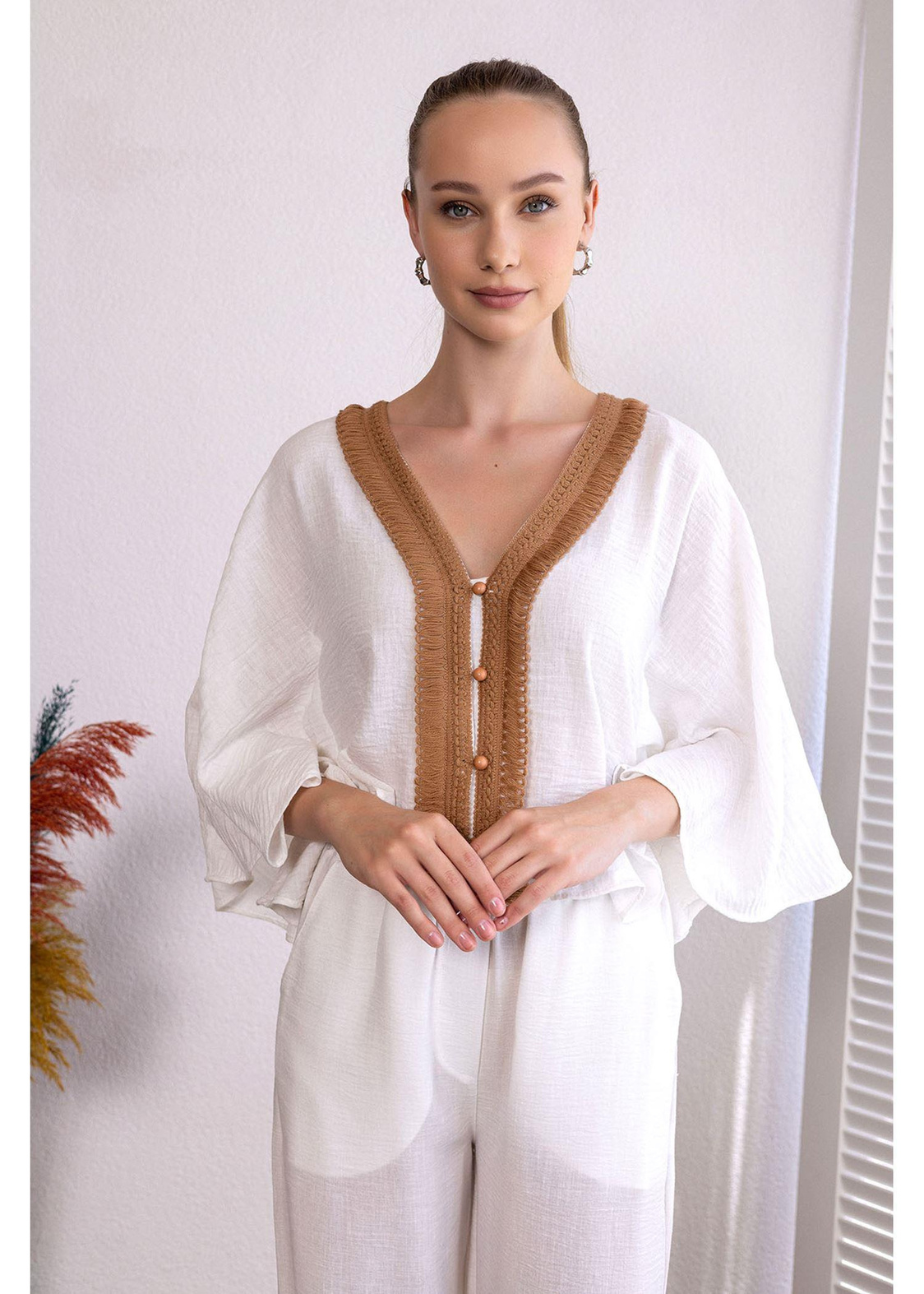 V Yaka Dantelli Kısa Keten Kimono-Ekru