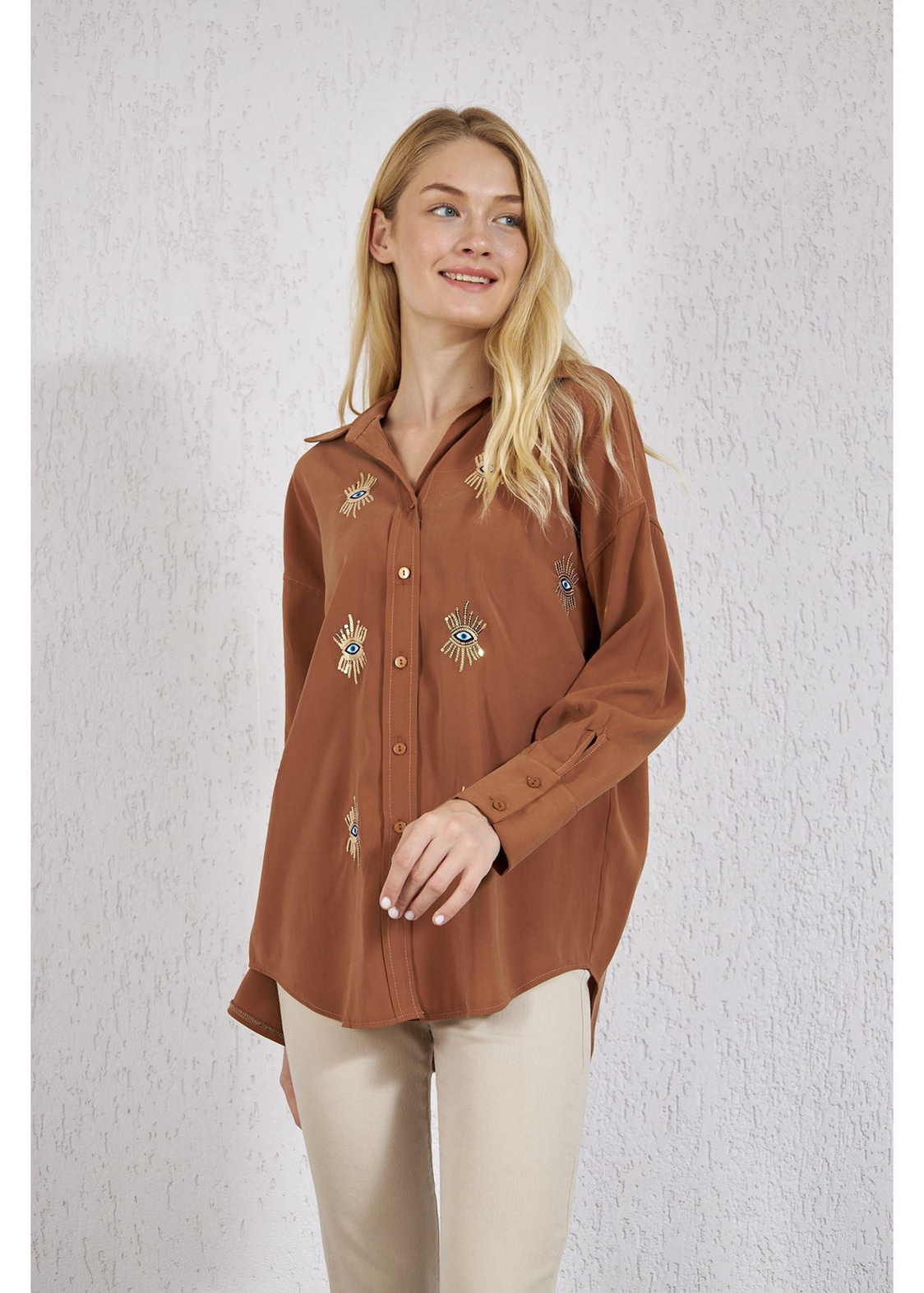 V Yaka Göz Nakışlı  Gömlek-Camel