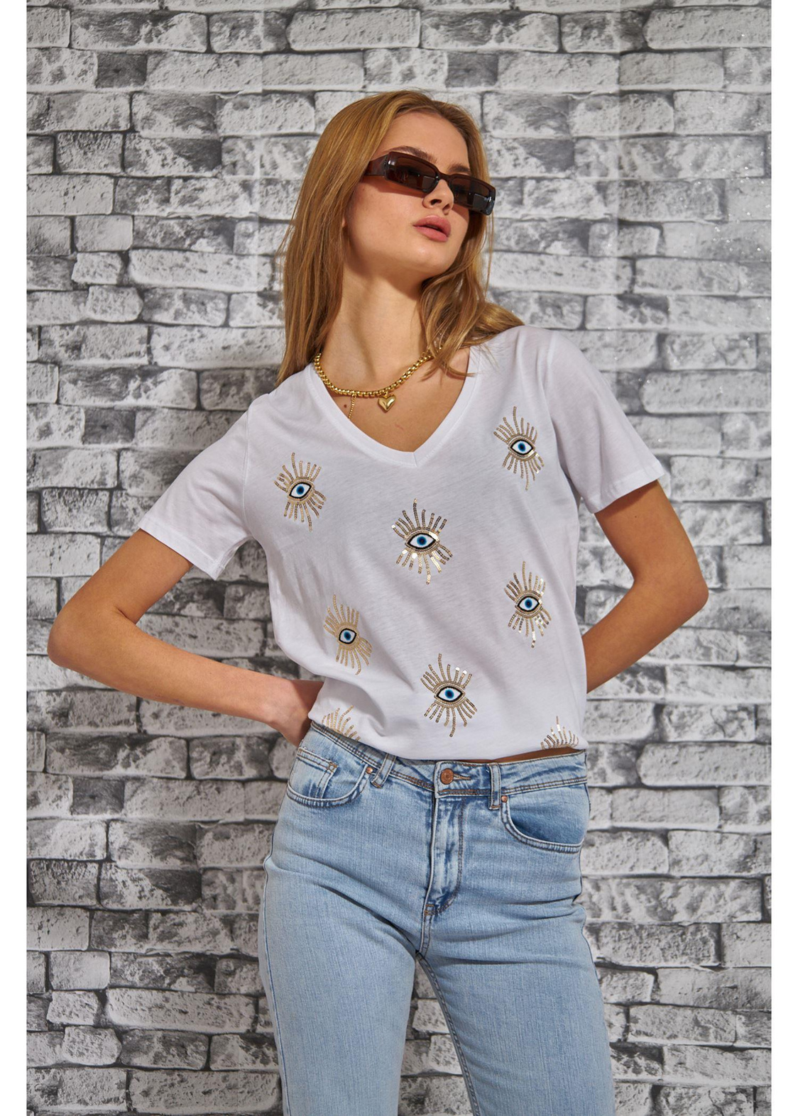 V Yaka Göz Nakışlı Süprem T-Shirt-Beyaz