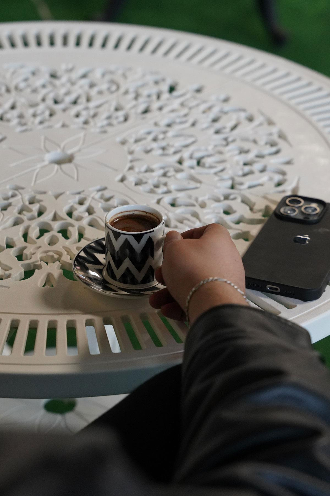 Alezy İstanbul Masa Takımı Ø75 cm Yuvarlak Masa 3 Adet İstanbul Koltuk Ferforje Görünümlü Set