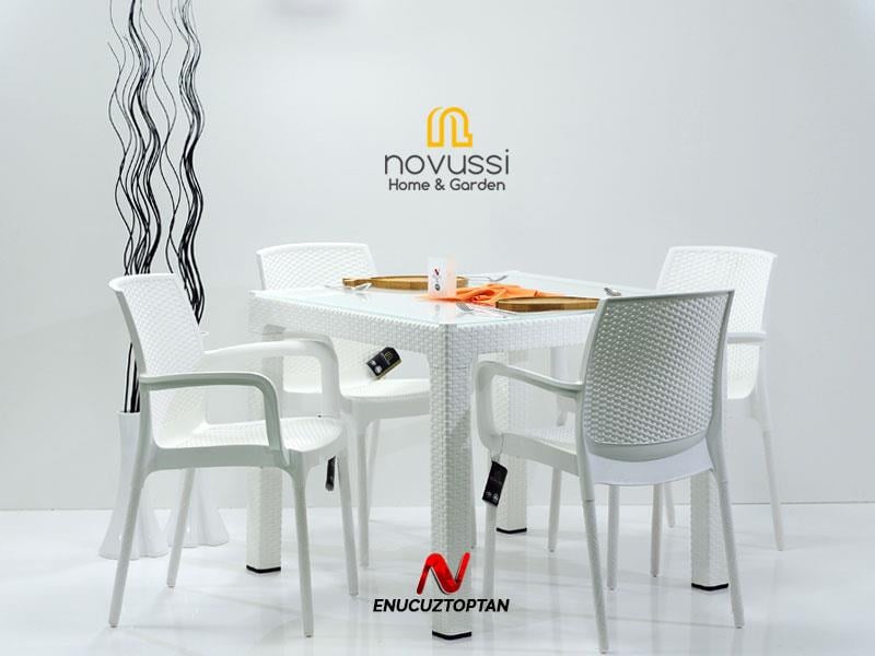 Novussi R003 Rattan Camlı Kare Masa + 4 Adet R008 Sunset Rattan Koltuk | ID1234