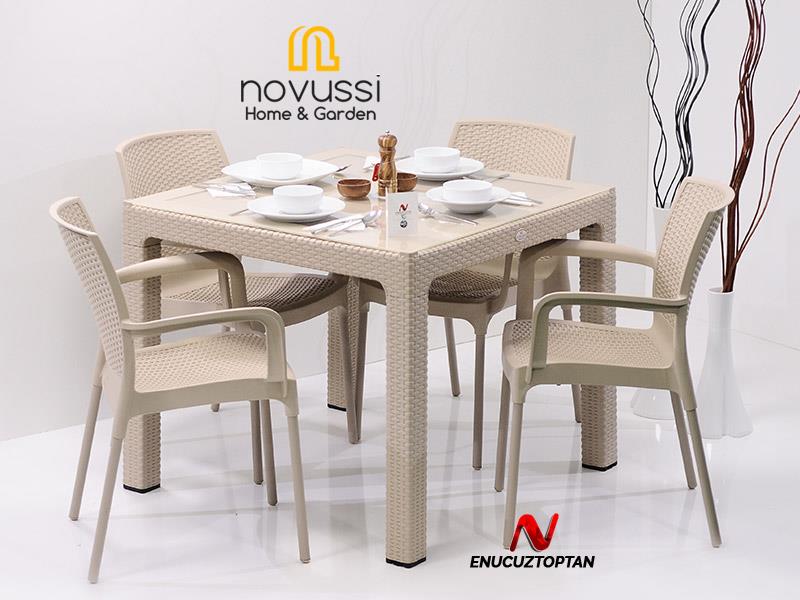 Novussi R003 Rattan Camlı Kare Masa + 4 Adet R008 Sunset Rattan Koltuk | ID1234