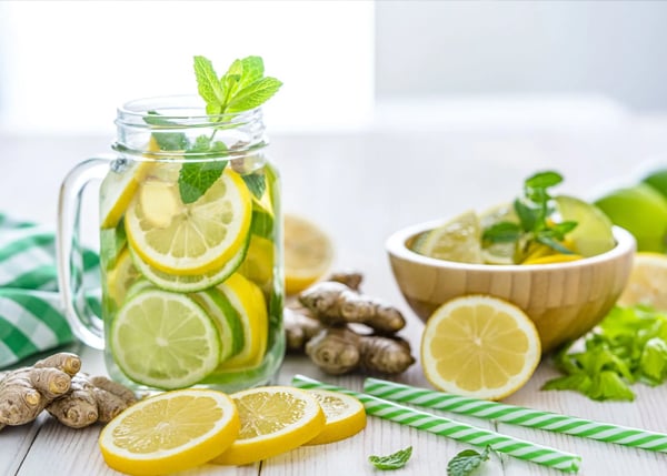 LİMONLU SU TÜKETİMİ KARACİĞERİNİZDE ONARICI ETKİ YARATARAK CİLDİNİZİN ESKİ SAĞLIĞINA KAVUŞMASINA YARDIMCI OLUR.
