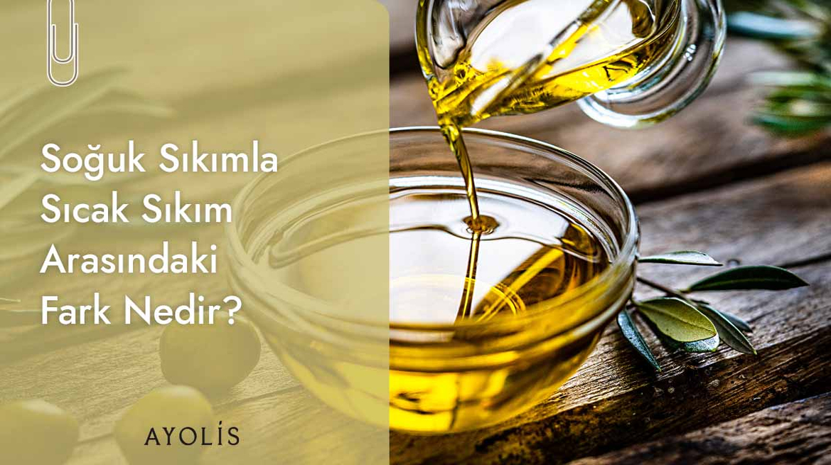 Ahşap bir masa üzerinde duran cam bir kaba, yukarıdan şişeden soğuk sıkım zeytinyağı dökme görseli