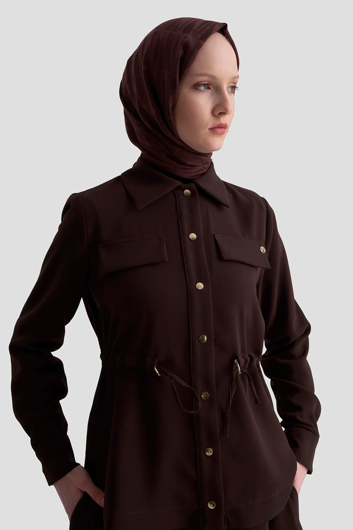 ARMİNE TREND Beli Büzgü Detaylı Çıt Çıtlı Crep Kumaş Etekli İkili Takım Kahverengi 25KT665