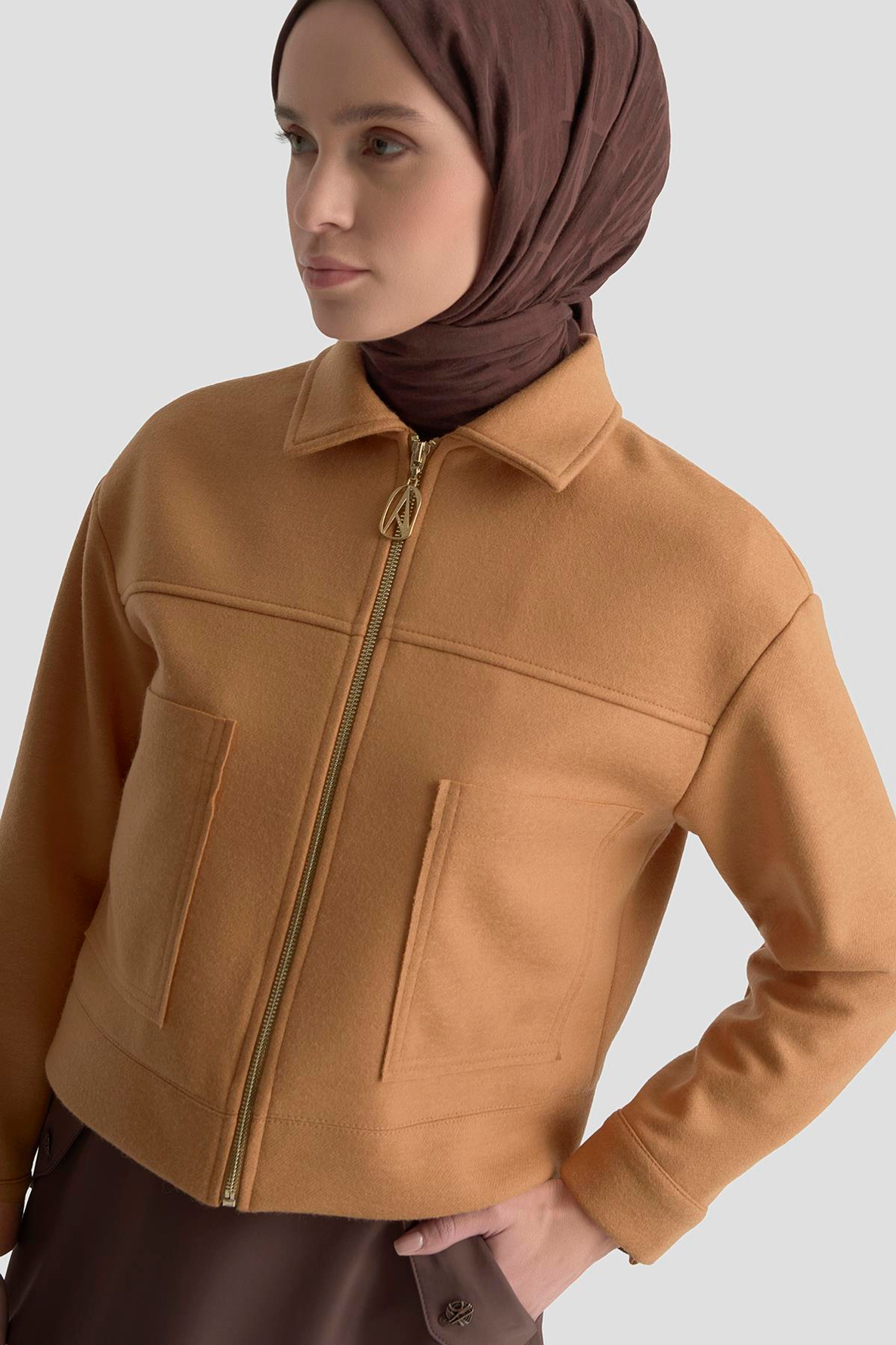 ARMİNE TREND Boydan Fermuarlı Cep Detaylı Kısa Ceket Camel 25KT517