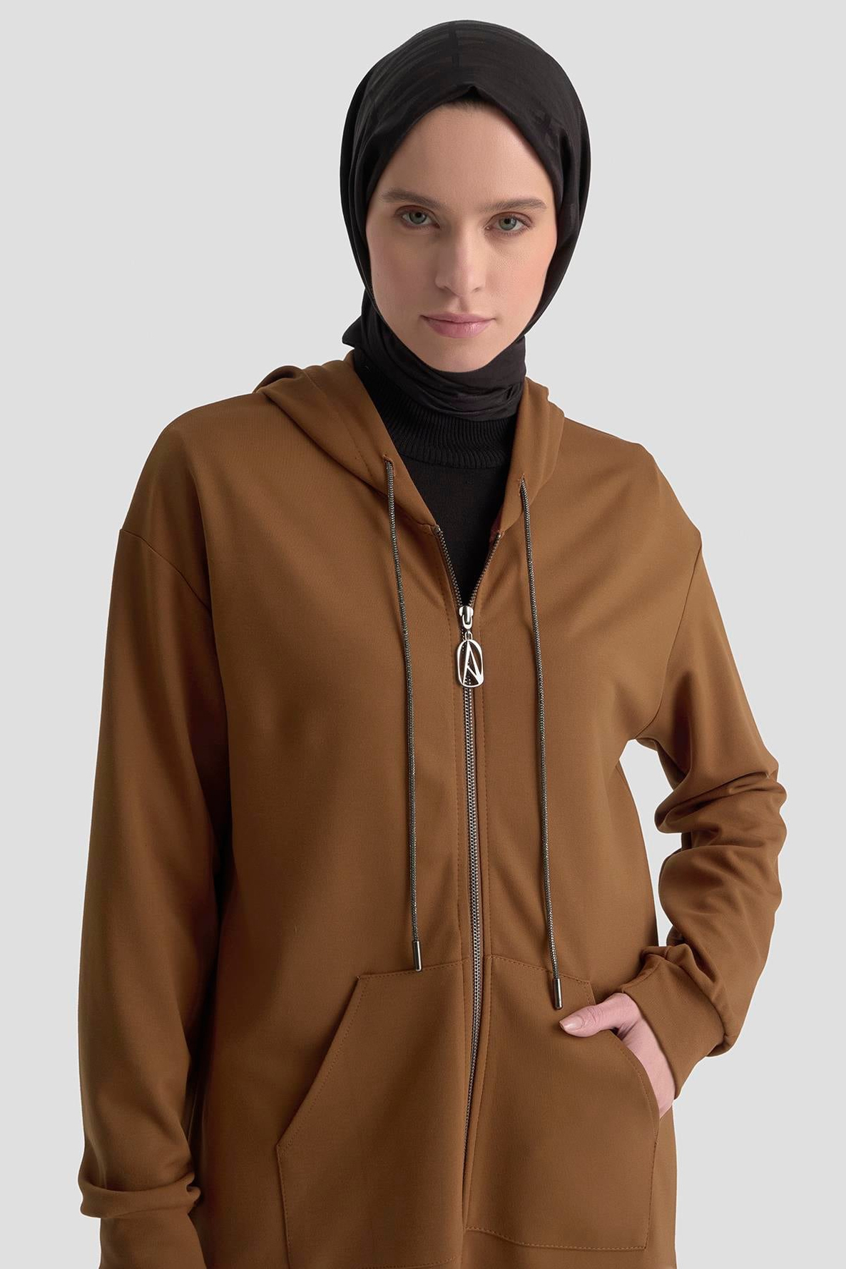 ARMİNE TREND Boydan Fermuarlı Kapüşonu Bağcıklı Kanguru Cepli Tunik Taba 25KT448