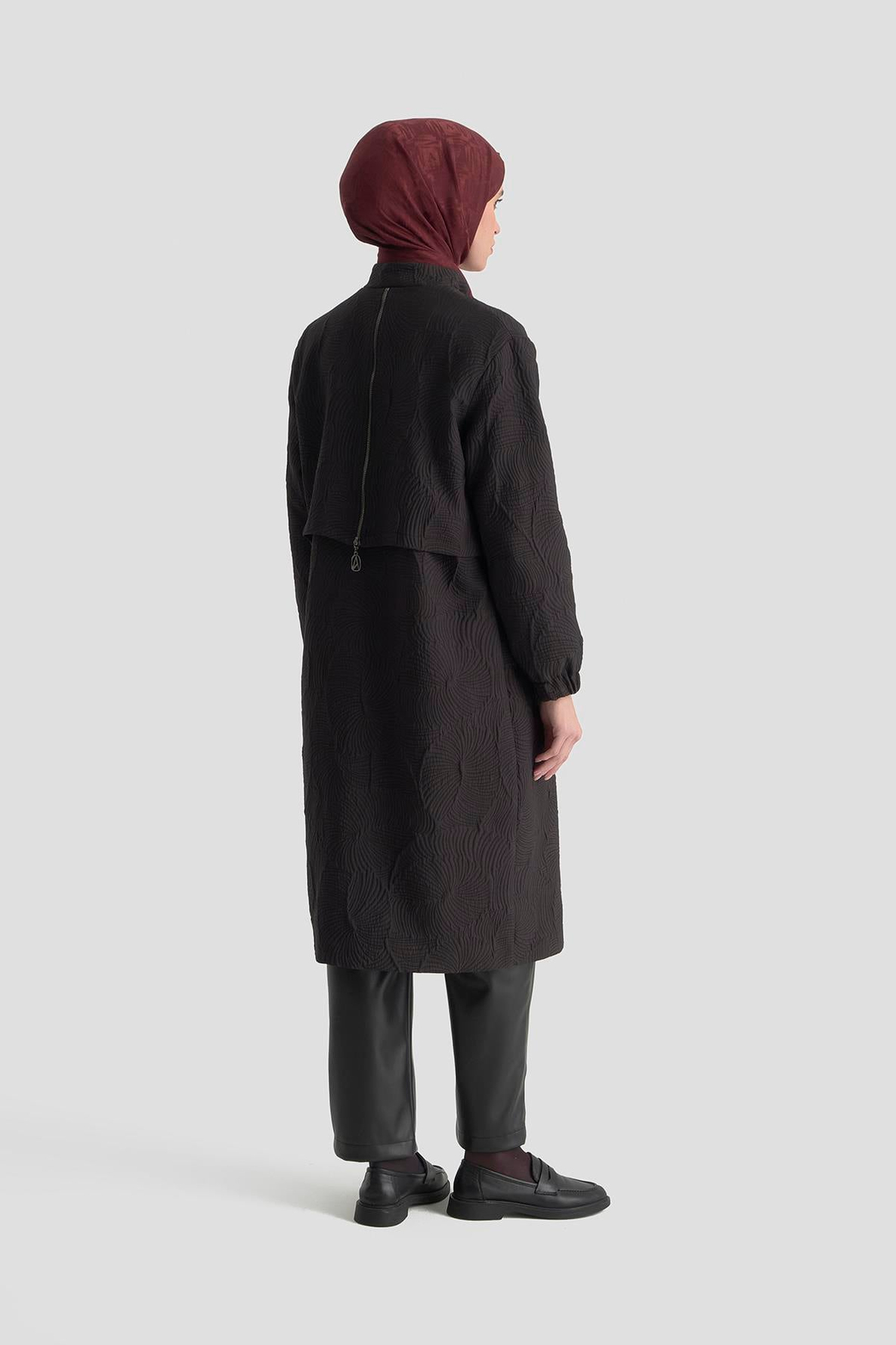 ARMİNE TREND Kabartma Desenli Boydan Fermuarlı Cepli Kapitone Siyah 25KT524