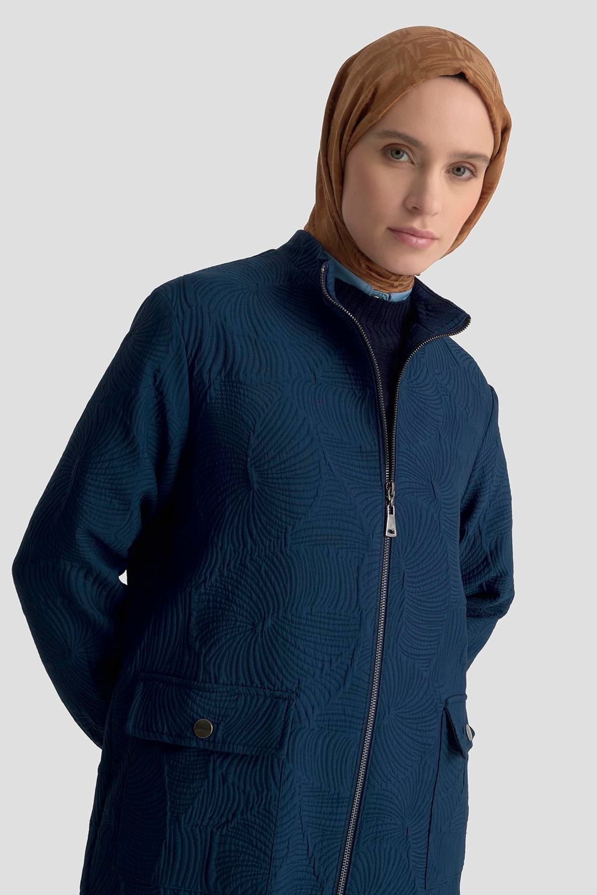 ARMİNE TREND Kabartma Desenli Boydan Fermuarlı Cepli Kapitone Lacivert 25KT524