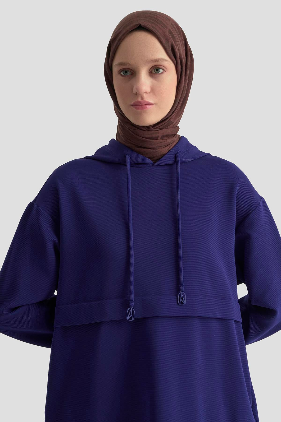 ARMİNE TREND Kapüşonlu Yandan Cepli Kolları Lastikli Fitilli Tunik Saks 25KT462
