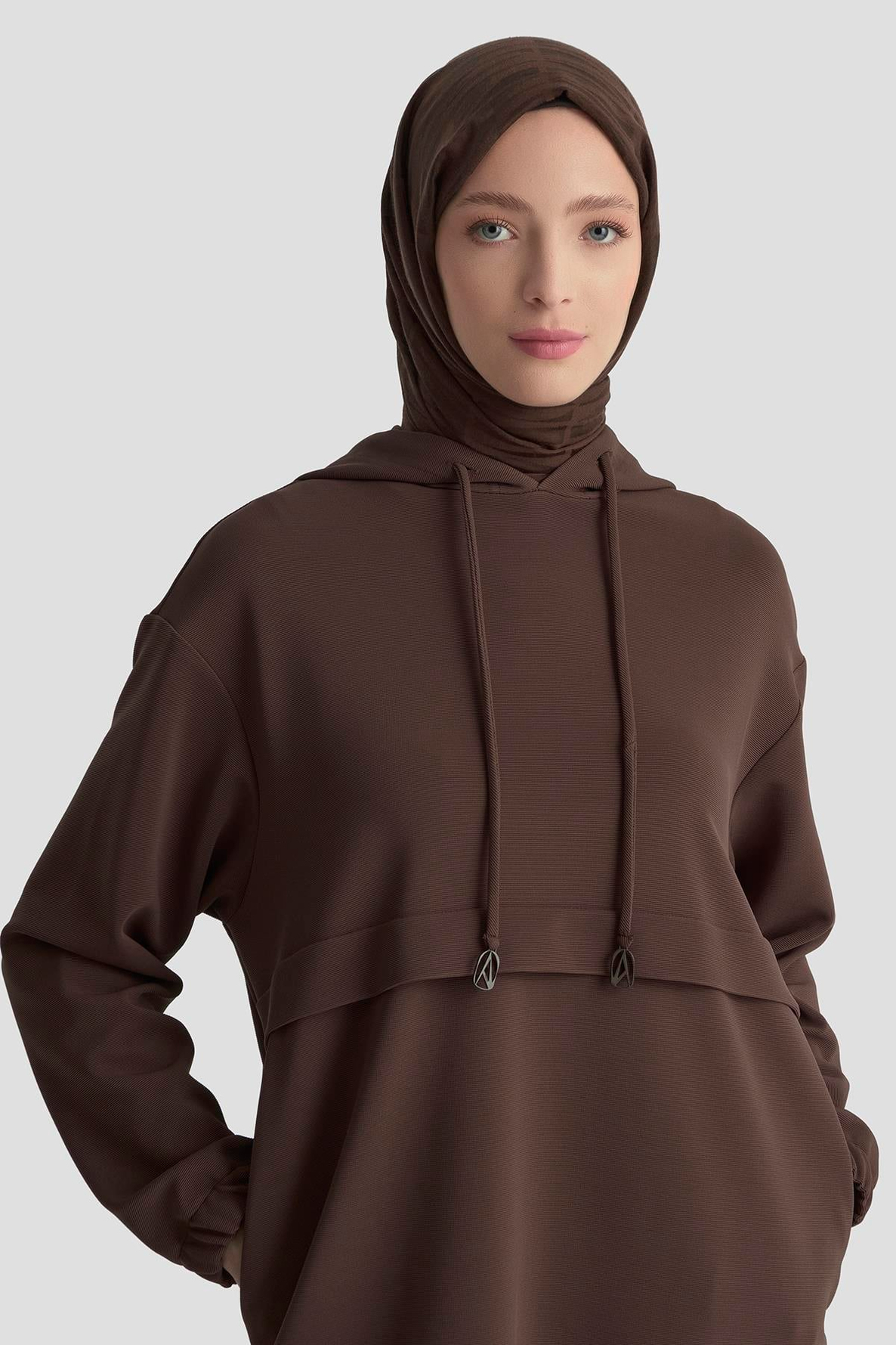 ARMİNE TREND Kapüşonlu Yandan Cepli Kolları Lastikli Fitilli Tunik Kahverengi 25KT462