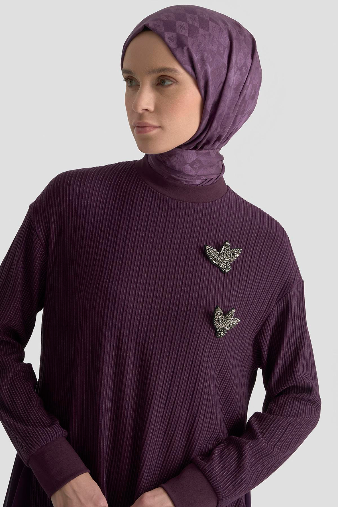 ARMİNE TREND Kendinden Çizgili Broş Detaylı Asimetrik Kesim Pantolonlu İkili Takım Mürdüm 25KT669