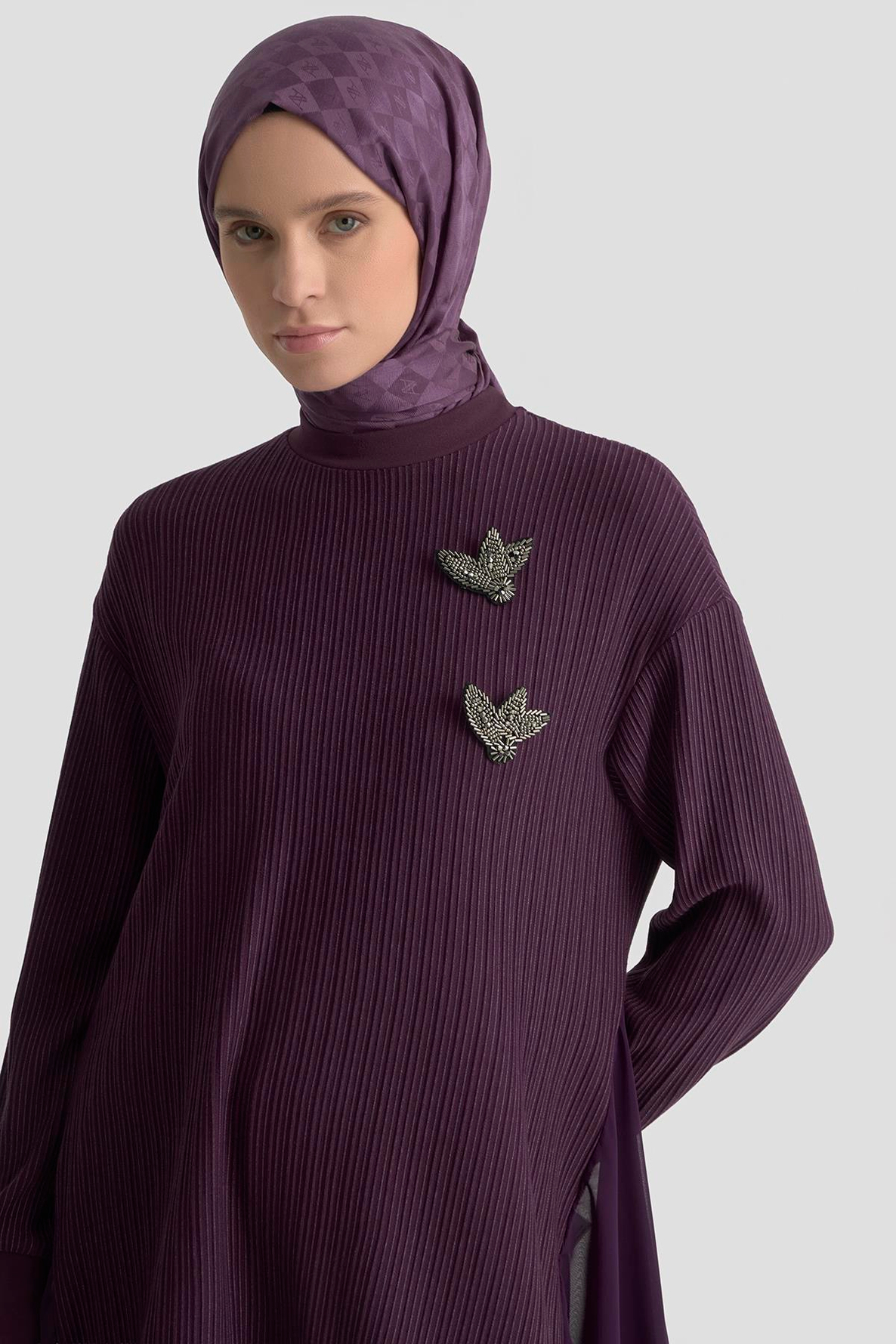 ARMİNE TREND Kendinden Çizgili Broş Detaylı Asimetrik Kesim Pantolonlu İkili Takım Mürdüm 25KT669