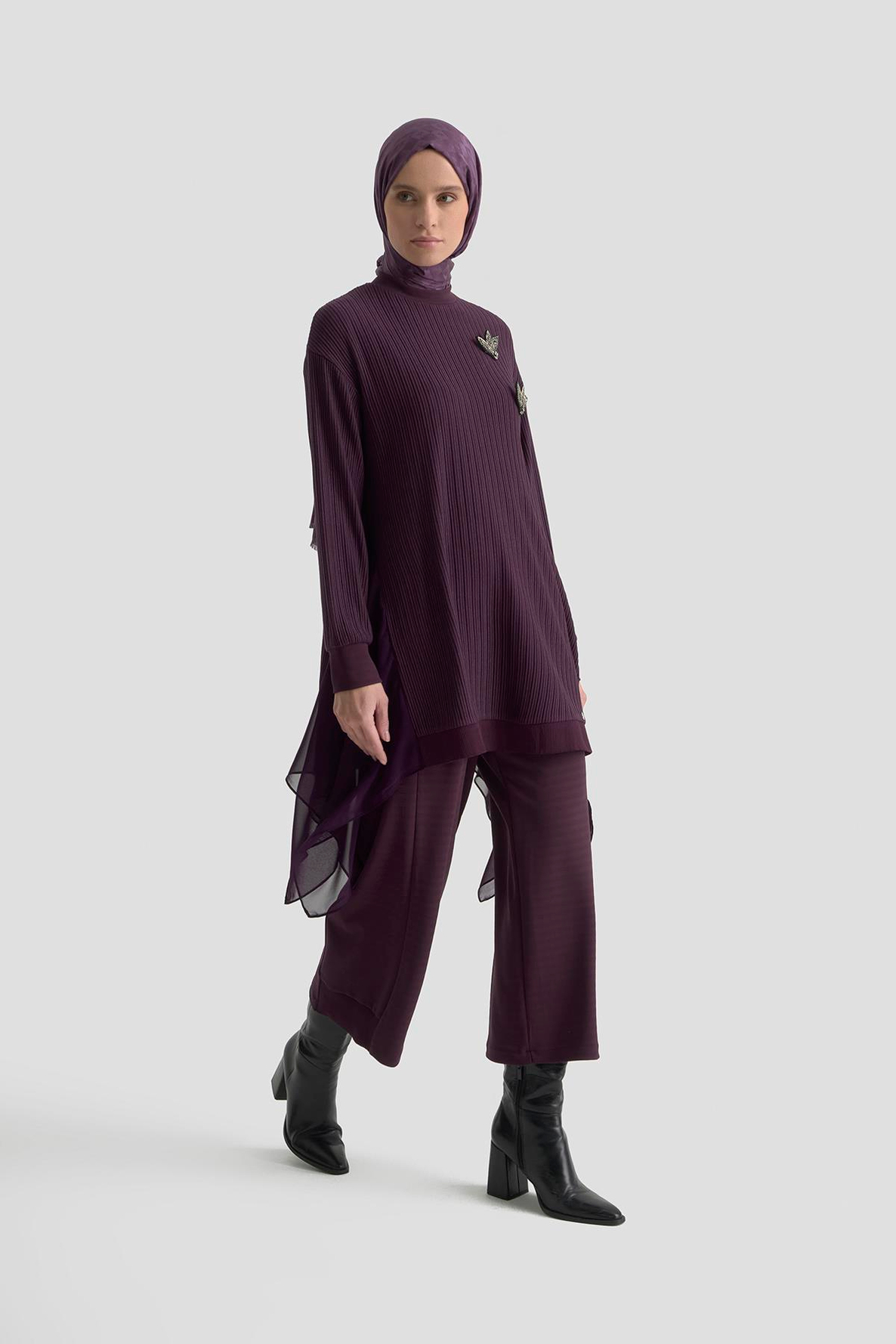 ARMİNE TREND Kendinden Çizgili Broş Detaylı Asimetrik Kesim Pantolonlu İkili Takım Mürdüm 25KT669
