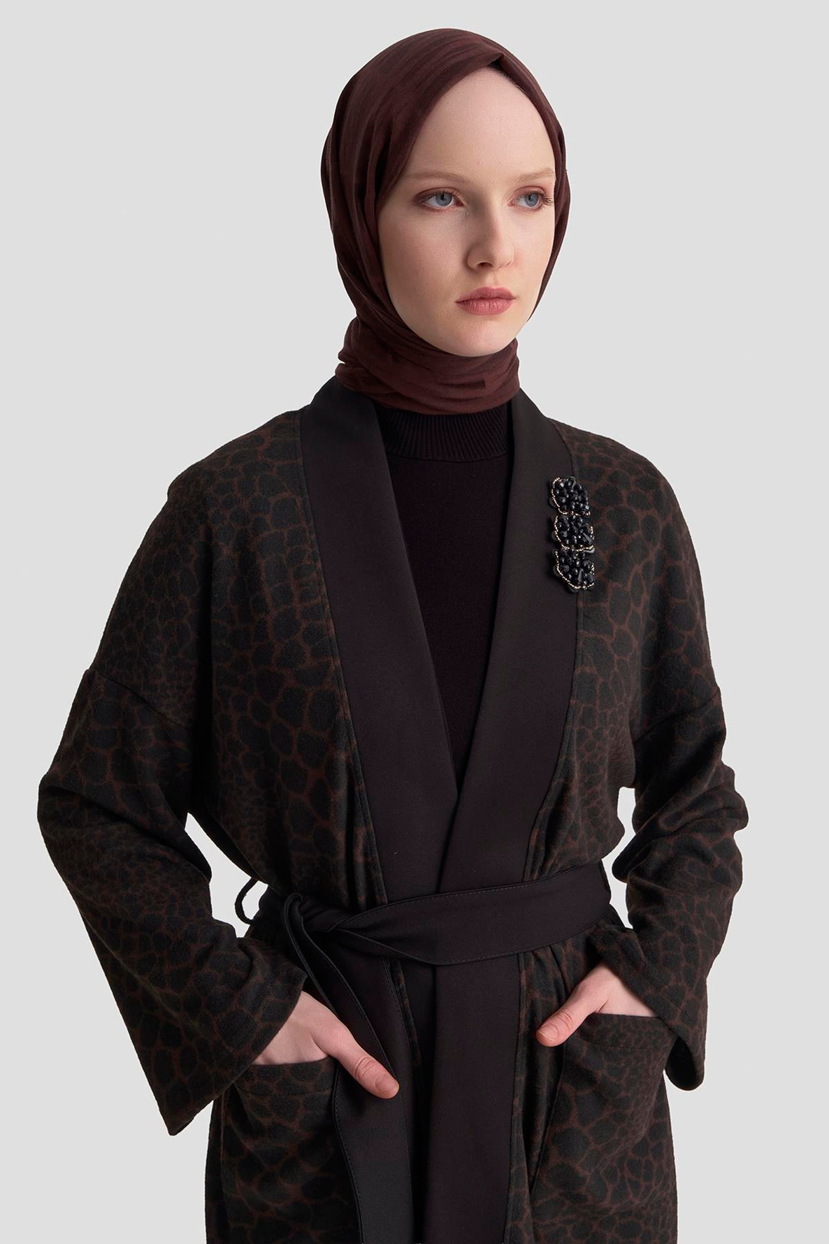 ARMİNE TREND Kendinden Desenli Broş Detaylı Belden Kuşaklı Örme Hırka Koyu Kahve 25KT534