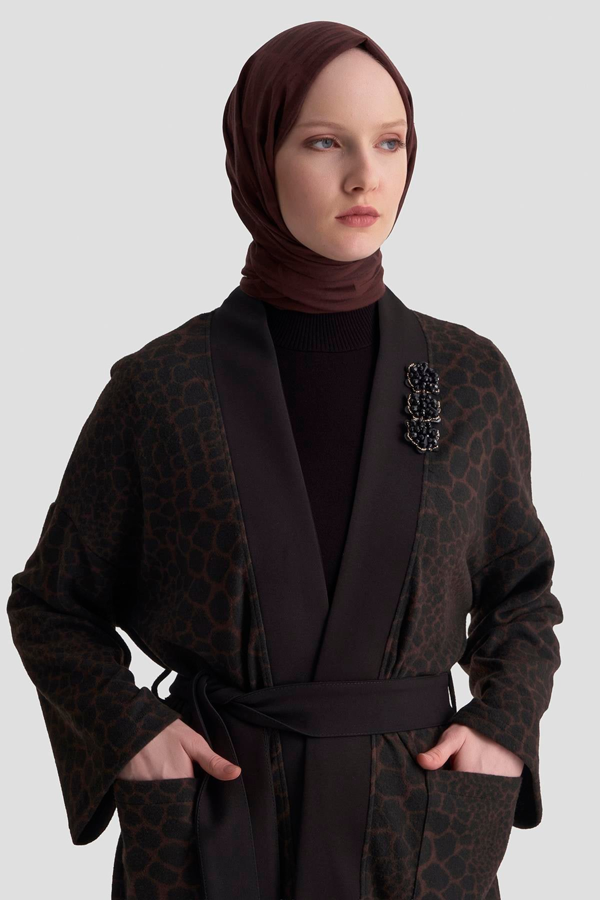 ARMİNE TREND Kendinden Desenli Broş Detaylı Belden Kuşaklı Örme Hırka Koyu Kahve 25KT534