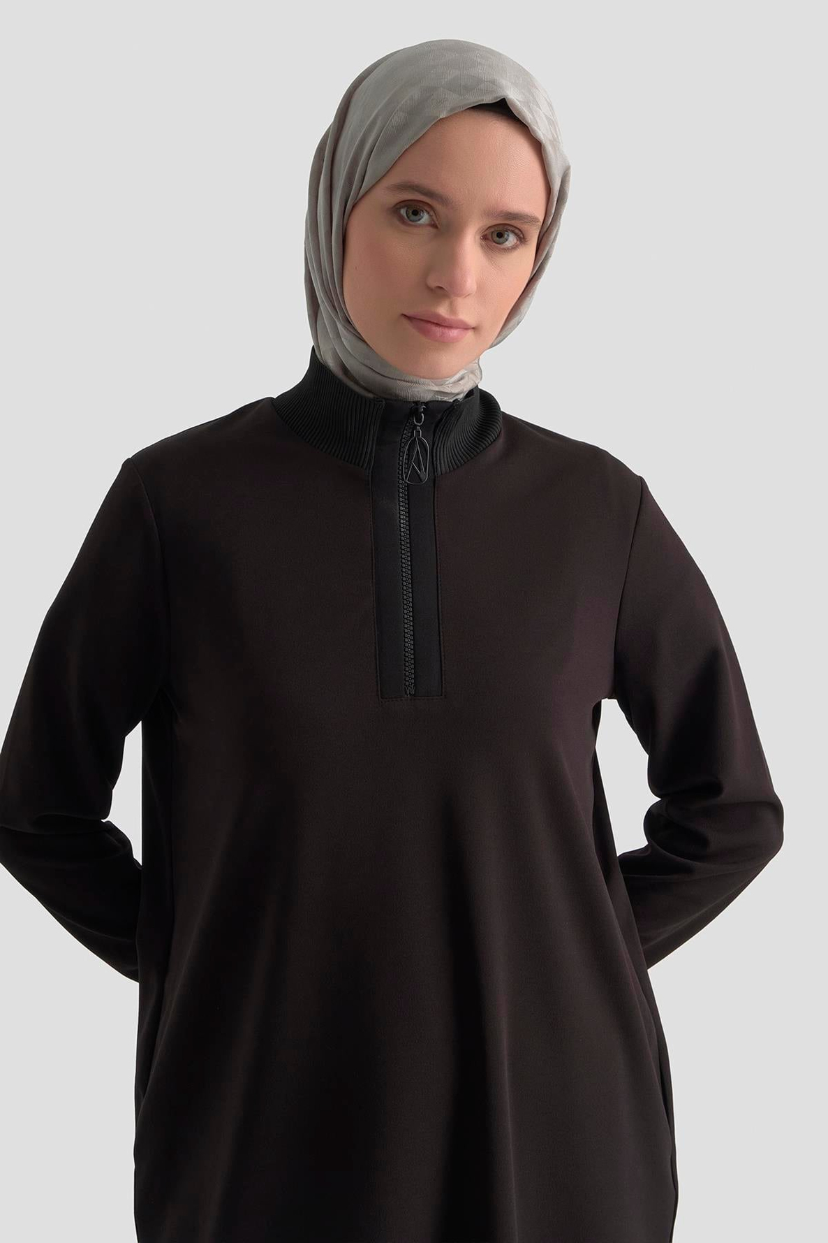 ARMİNE TREND Kolları ve Yakası Ribanalı Yarım Fermuarlı Crep Tunik Siyah 25KT456