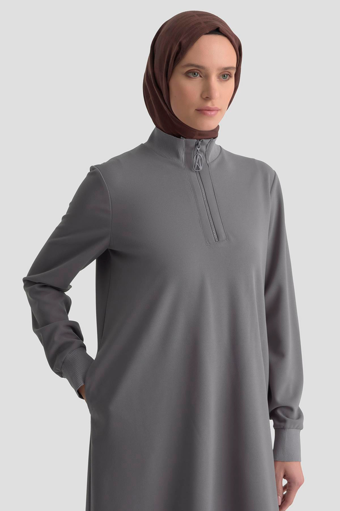 ARMİNE TREND Kolları ve Yakası Ribanalı Yarım Fermuarlı Crep Tunik Gri 25KT456