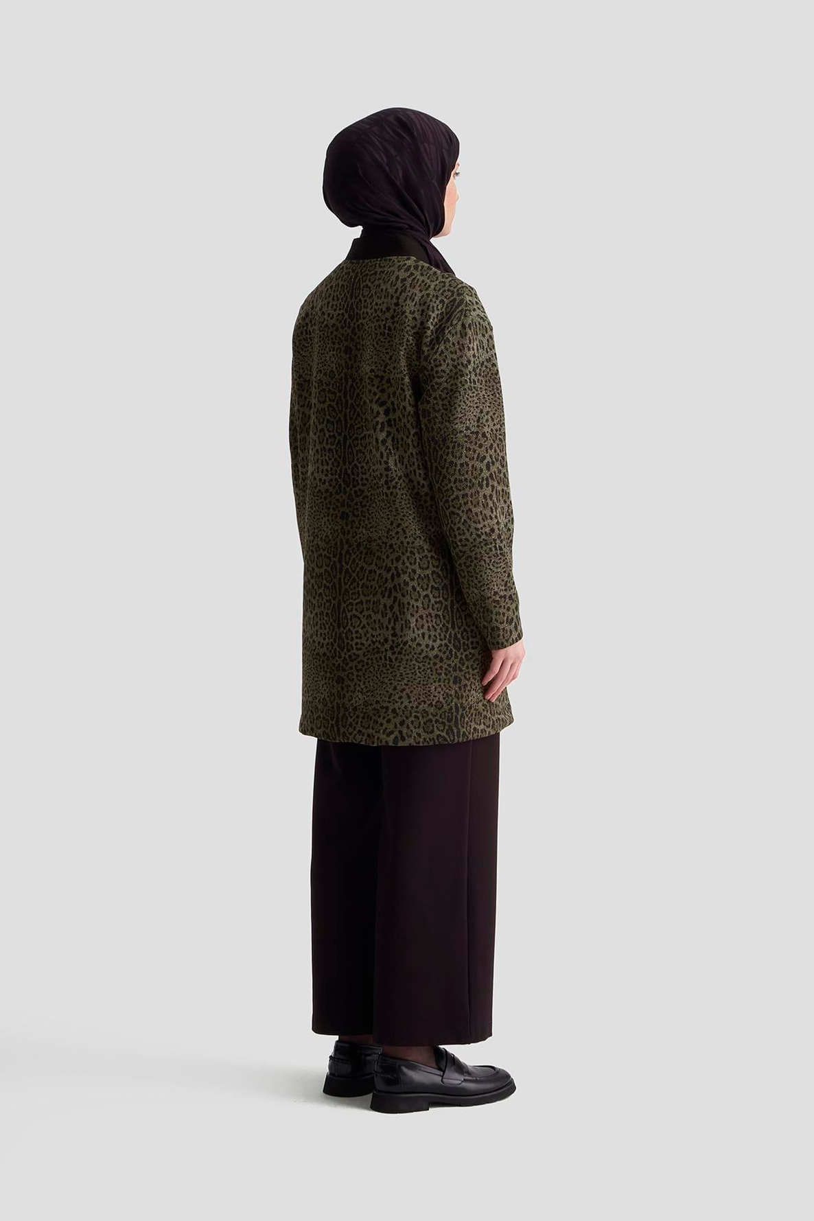 ARMİNE TREND Simli Leopar Desenli Garnili Gold Fermuar Detaylı Pantolonlu İkili Takım Kahverengi 25KT674